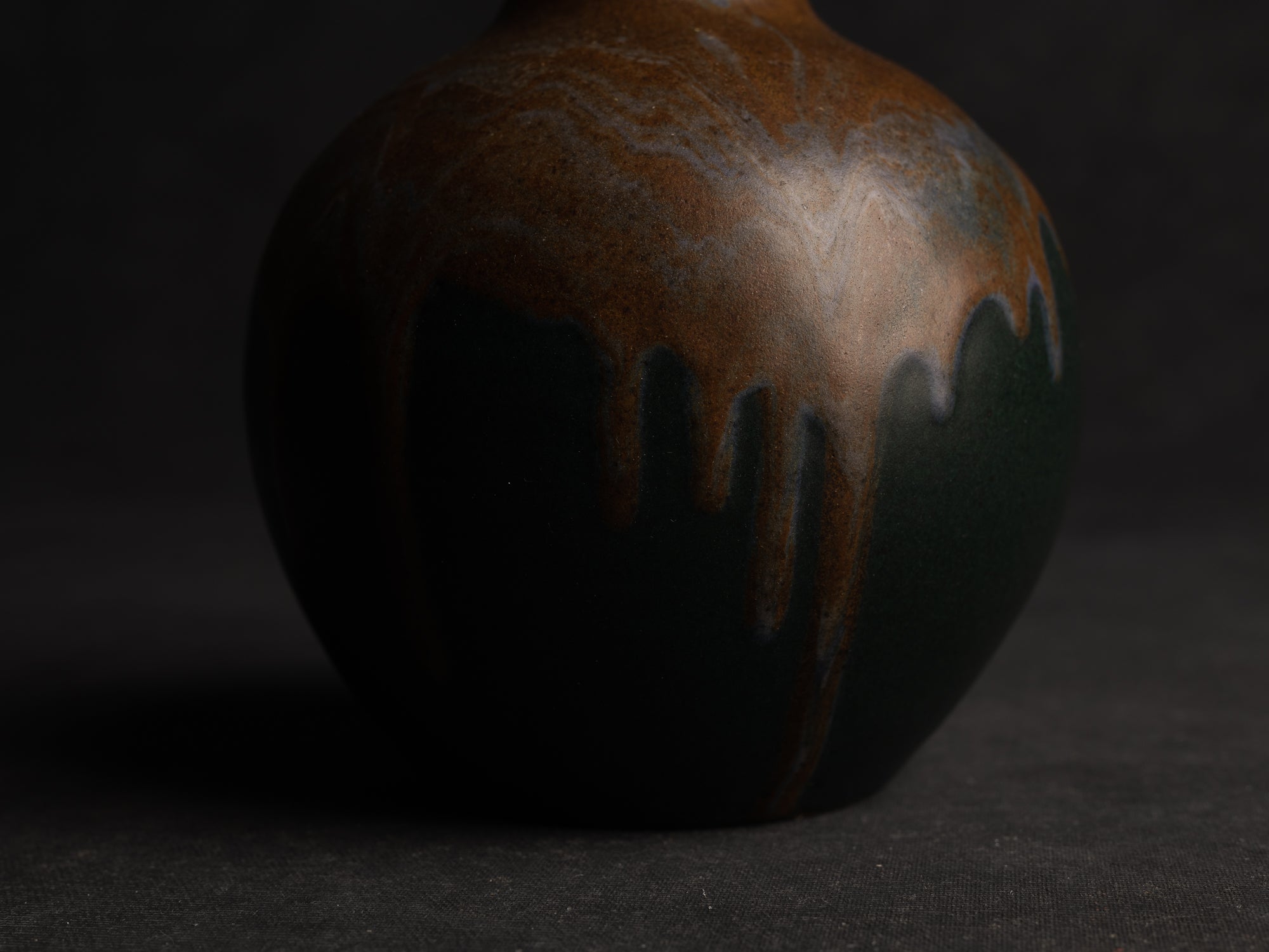 Vase boule en grès de Léon Pointu, Atelier Pointu, France (vers 1910-25)..School of Carriès Stoneware ball-shaped vase by Léon Pointu, Atelier Pointu, France (circa 1910-25)