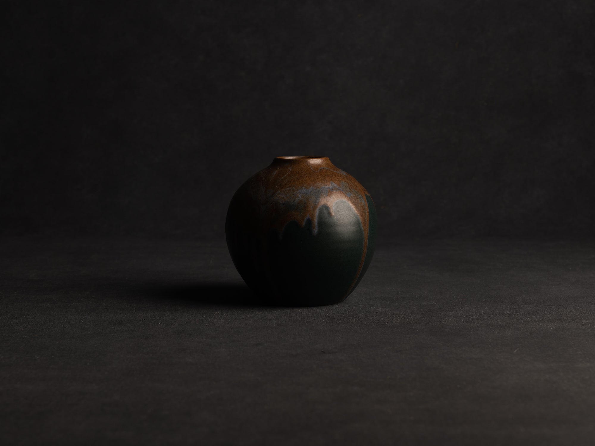 Vase boule en grès de Léon Pointu, Atelier Pointu, France (vers 1910-25)..School of Carriès Stoneware ball-shaped vase by Léon Pointu, Atelier Pointu, France (circa 1910-25)