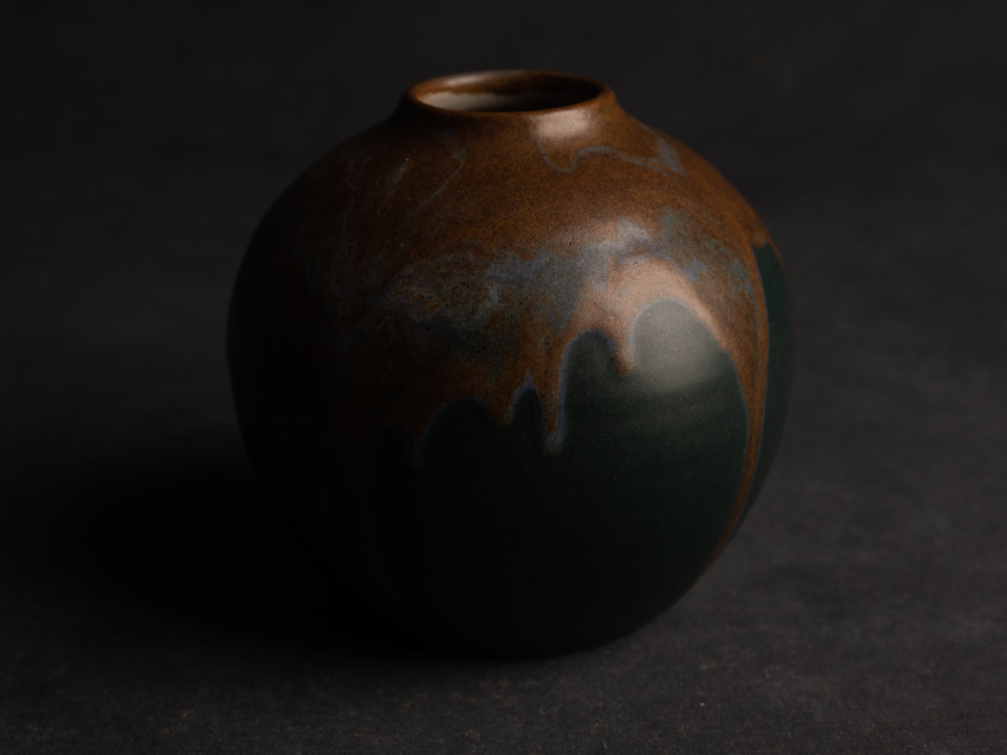 Vase boule en grès de Léon Pointu, Atelier Pointu, France (vers 1910-25)..School of Carriès Stoneware ball-shaped vase by Léon Pointu, Atelier Pointu, France (circa 1910-25)
