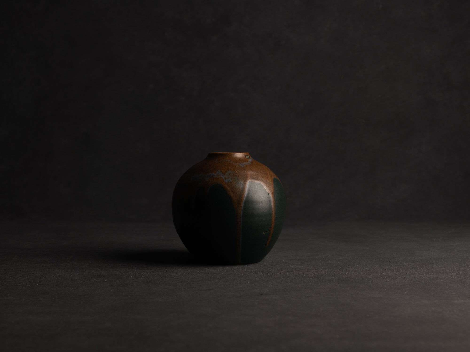 Vase boule en grès de Léon Pointu, Atelier Pointu, France (vers 1910-25)..School of Carriès Stoneware ball-shaped vase by Léon Pointu, Atelier Pointu, France (circa 1910-25)