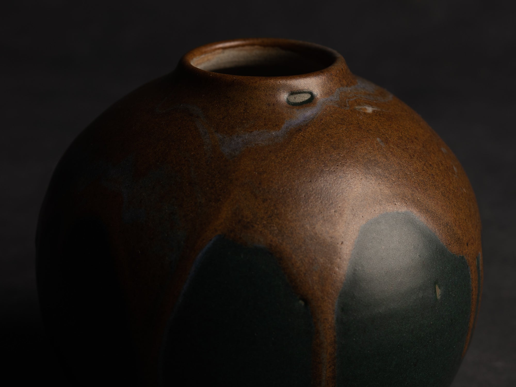 Vase boule en grès de Léon Pointu, Atelier Pointu, France (vers 1910-25)..School of Carriès Stoneware ball-shaped vase by Léon Pointu, Atelier Pointu, France (circa 1910-25)