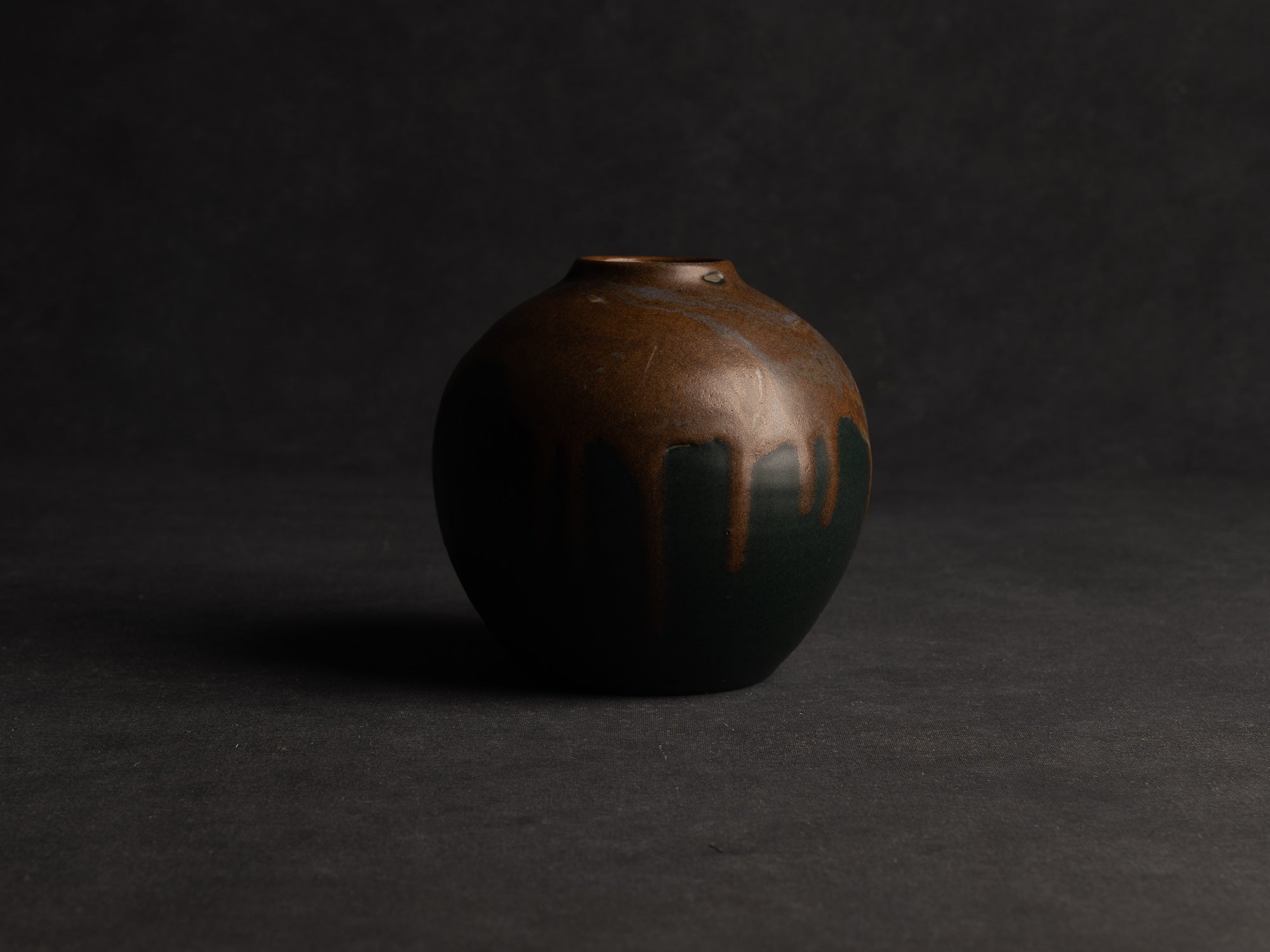 Vase boule en grès de Léon Pointu, Atelier Pointu, France (vers 1910-25)..School of Carriès Stoneware ball-shaped vase by Léon Pointu, Atelier Pointu, France (circa 1910-25)
