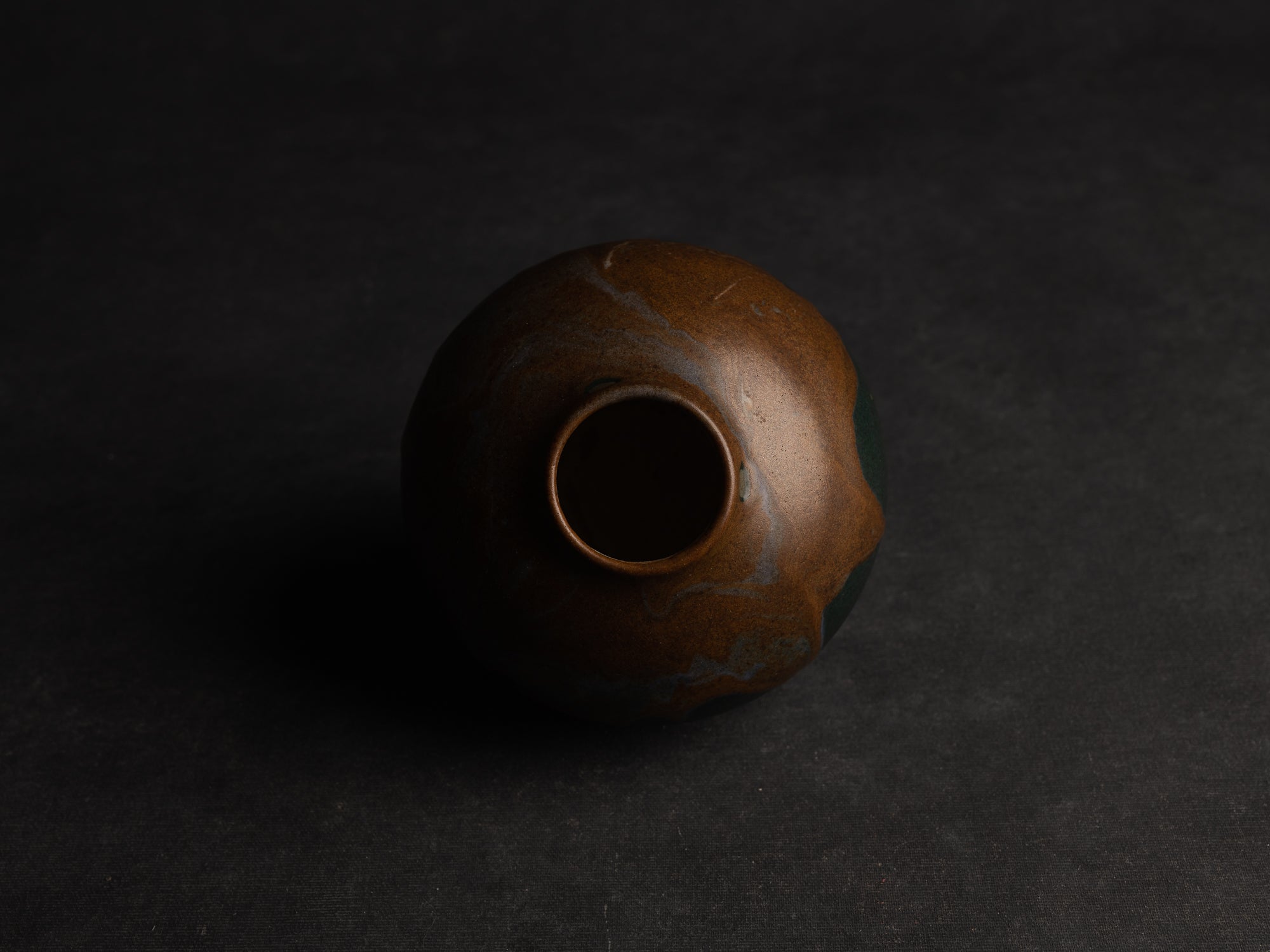 Vase boule en grès de Léon Pointu, Atelier Pointu, France (vers 1910-25)..School of Carriès Stoneware ball-shaped vase by Léon Pointu, Atelier Pointu, France (circa 1910-25)