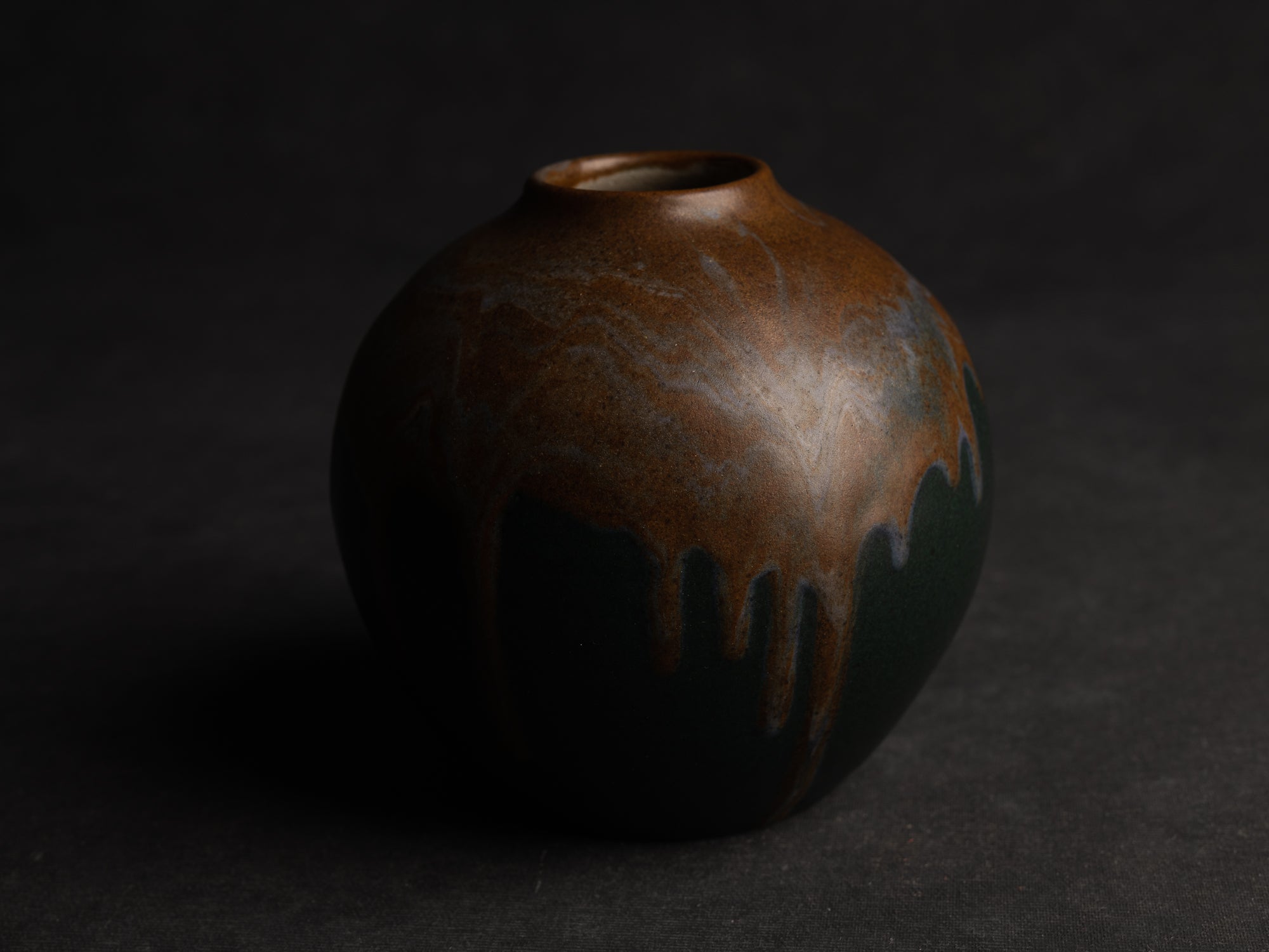 Vase boule en grès de Léon Pointu, Atelier Pointu, France (vers 1910-25)..School of Carriès Stoneware ball-shaped vase by Léon Pointu, Atelier Pointu, France (circa 1910-25)