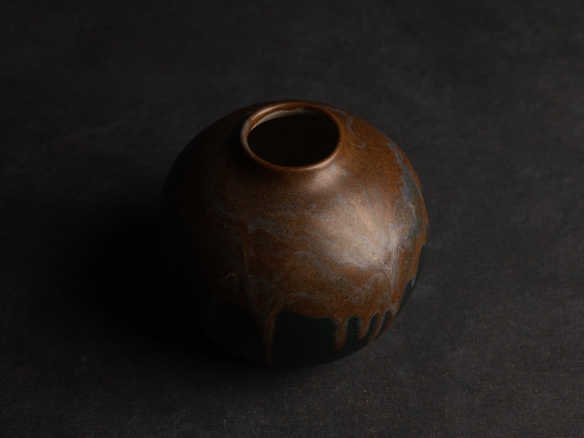 Vase boule en grès de Léon Pointu, Atelier Pointu, France (vers 1910-25)..School of Carriès Stoneware ball-shaped vase by Léon Pointu, Atelier Pointu, France (circa 1910-25)