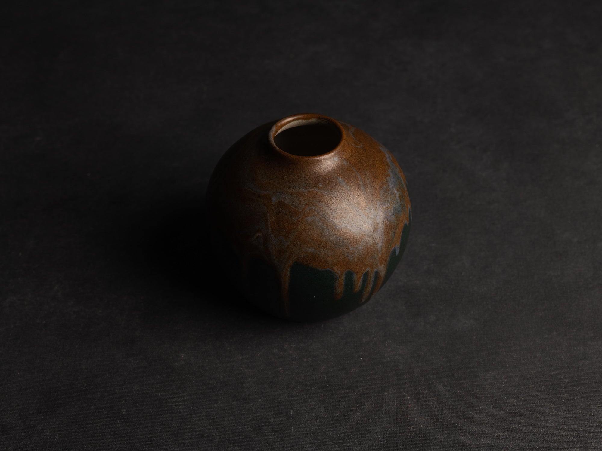 Vase boule en grès de Léon Pointu, Atelier Pointu, France (vers 1910-25)..School of Carriès Stoneware ball-shaped vase by Léon Pointu, Atelier Pointu, France (circa 1910-25)