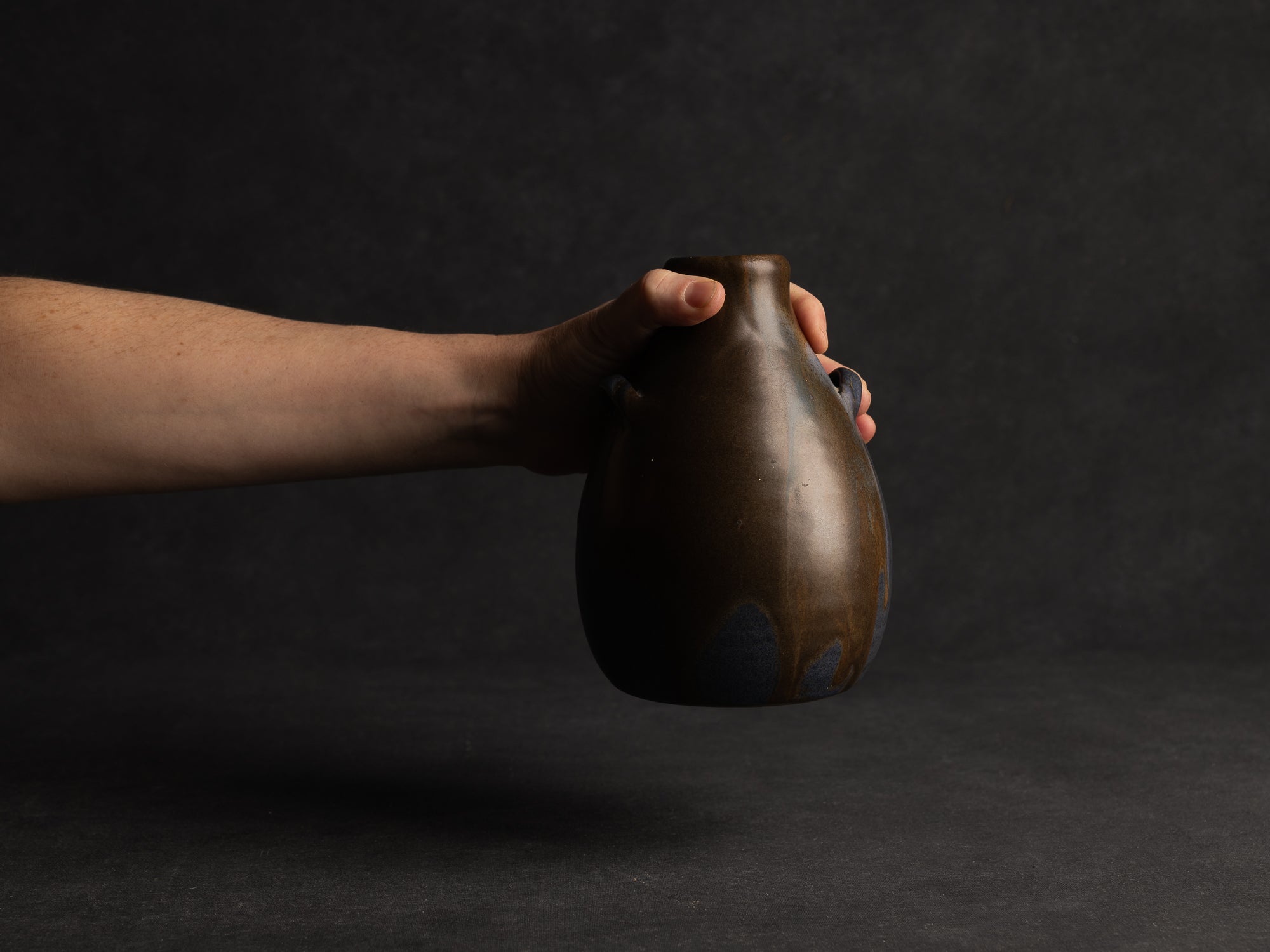 Vase bouteille ansé en grès de Léon Pointu, Atelier Pointu, France (vers 1925-35)..School of Carriès stoneware handled bottle vase by Léon Pointu, Atelier Pointu, France (circa 1925-35)