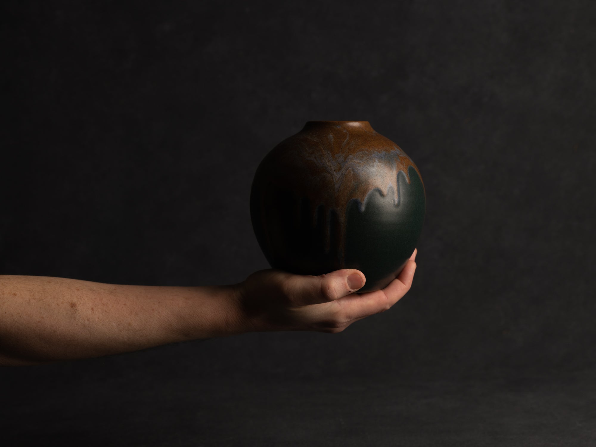 Vase boule en grès de Léon Pointu, Atelier Pointu, France (vers 1910-25)..School of Carriès Stoneware ball-shaped vase by Léon Pointu, Atelier Pointu, France (circa 1910-25)