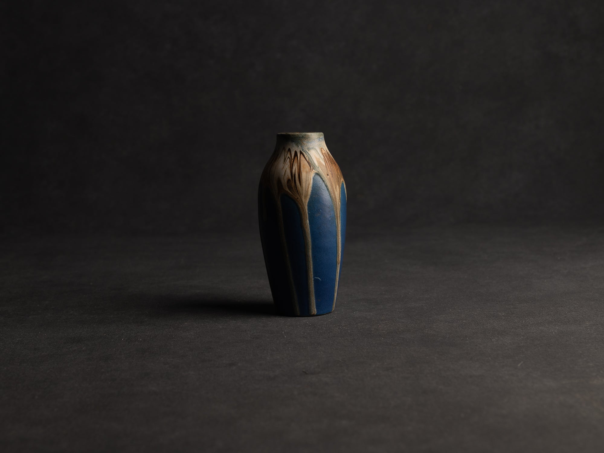 Vase balustre fuselé en grès de Jean Pointu, Atelier Pointu, France (vers 1906-10)..School of Carriès stoneware vase by Jean Pointu, Atelier Pointu, France (circa 1906-10)