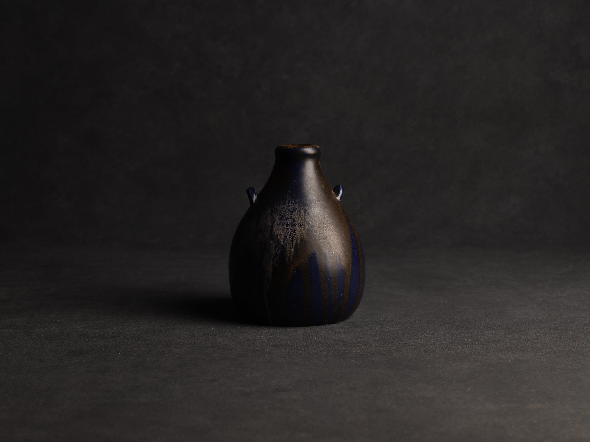 Vase bouteille ansé en grès de Léon Pointu, Atelier Pointu, France (vers 1925-35)..School of Carriès stoneware handled bottle vase by Léon Pointu, Atelier Pointu, France (circa 1925-35)