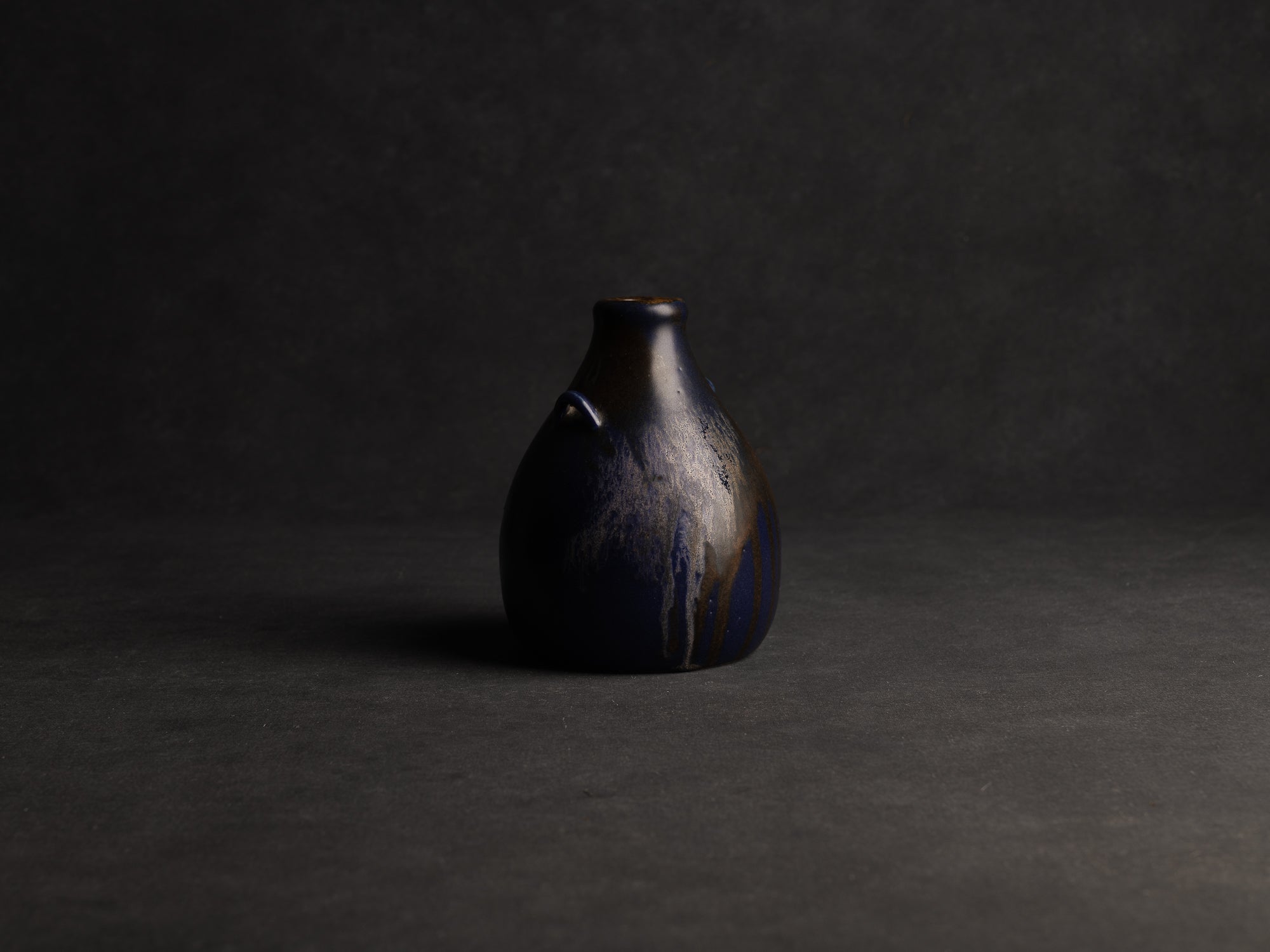 Vase bouteille ansé en grès de Léon Pointu, Atelier Pointu, France (vers 1925-35)..School of Carriès stoneware handled bottle vase by Léon Pointu, Atelier Pointu, France (circa 1925-35)