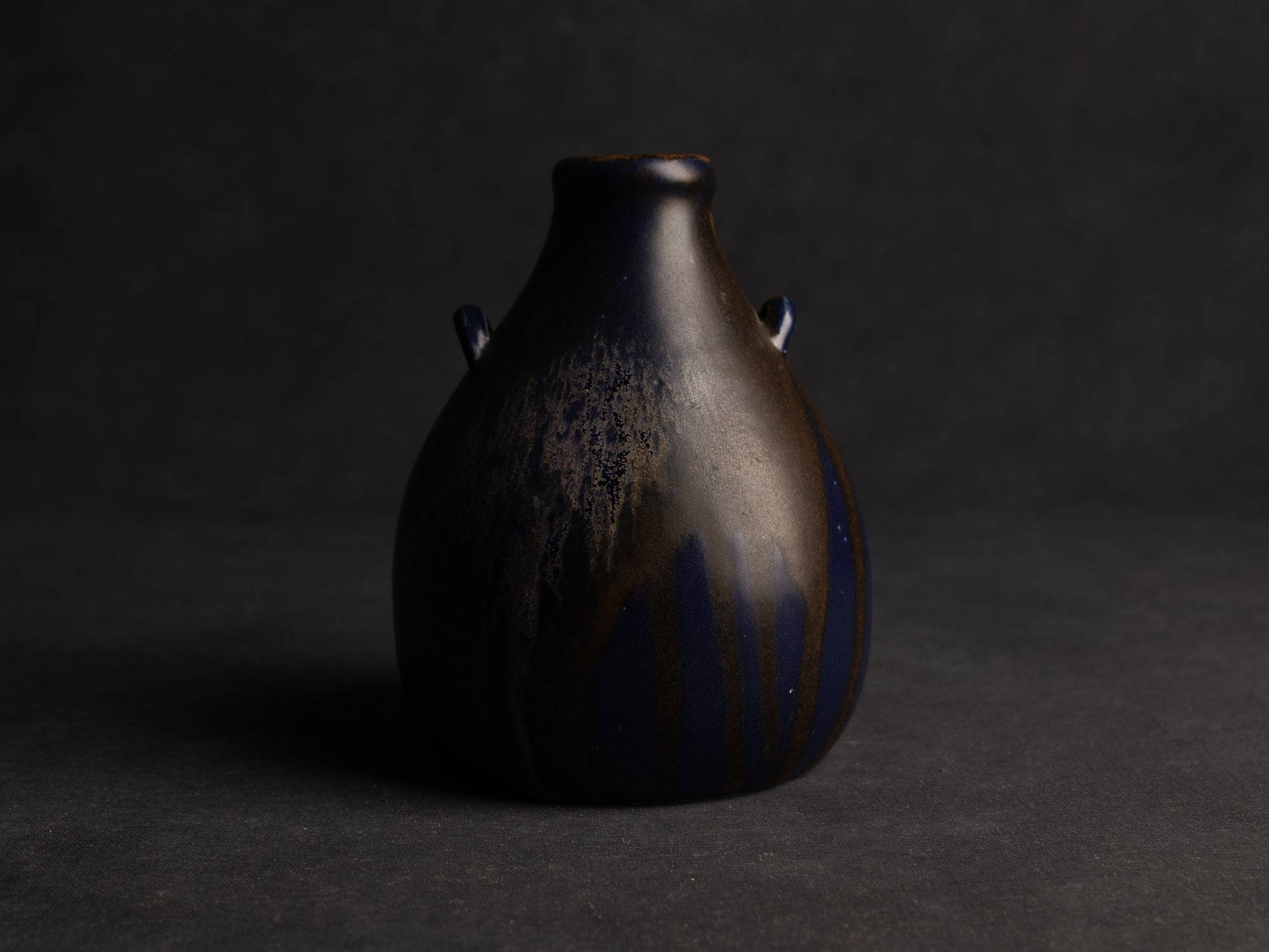 Vase bouteille ansé en grès de Léon Pointu, Atelier Pointu, France (vers 1925-35)..School of Carriès stoneware handled bottle vase by Léon Pointu, Atelier Pointu, France (circa 1925-35)