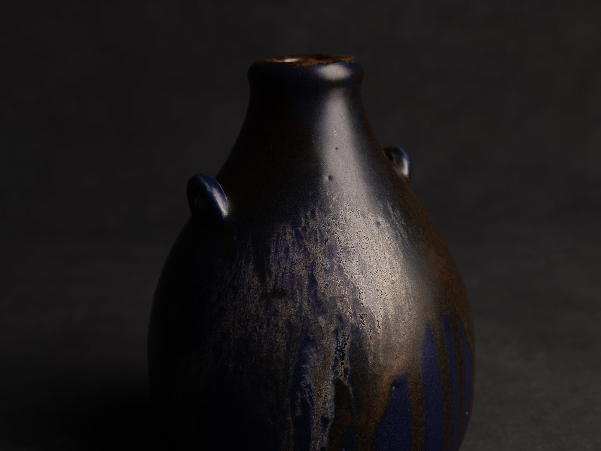 Vase bouteille ansé en grès de Léon Pointu, Atelier Pointu, France (vers 1925-35)..School of Carriès stoneware handled bottle vase by Léon Pointu, Atelier Pointu, France (circa 1925-35)