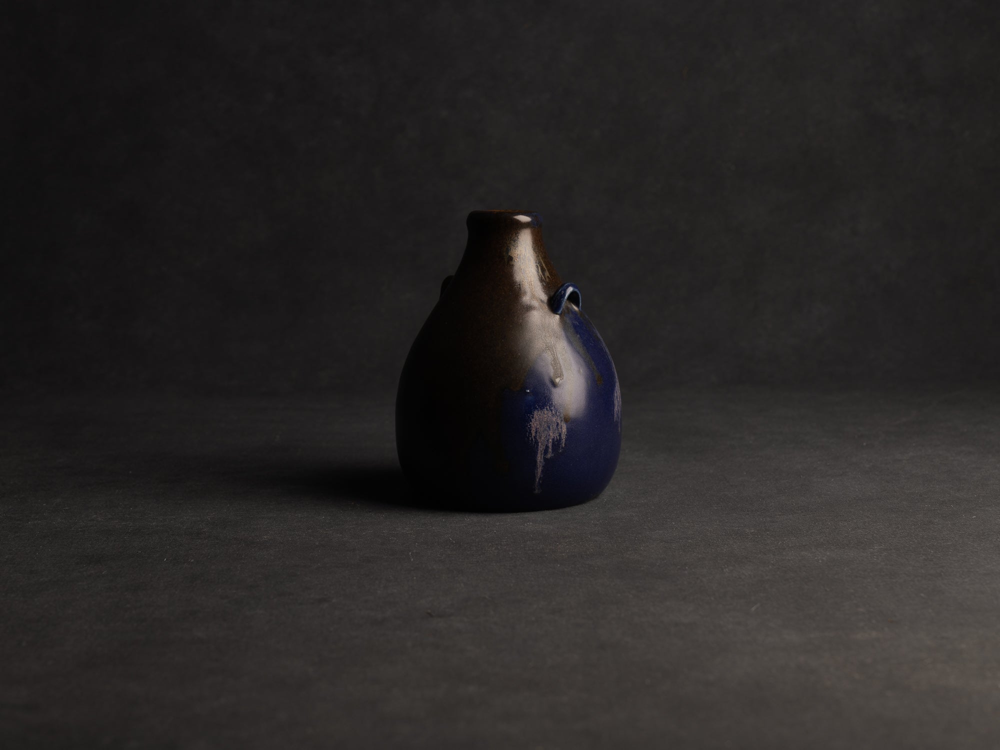 Vase bouteille ansé en grès de Léon Pointu, Atelier Pointu, France (vers 1925-35)..School of Carriès stoneware handled bottle vase by Léon Pointu, Atelier Pointu, France (circa 1925-35)