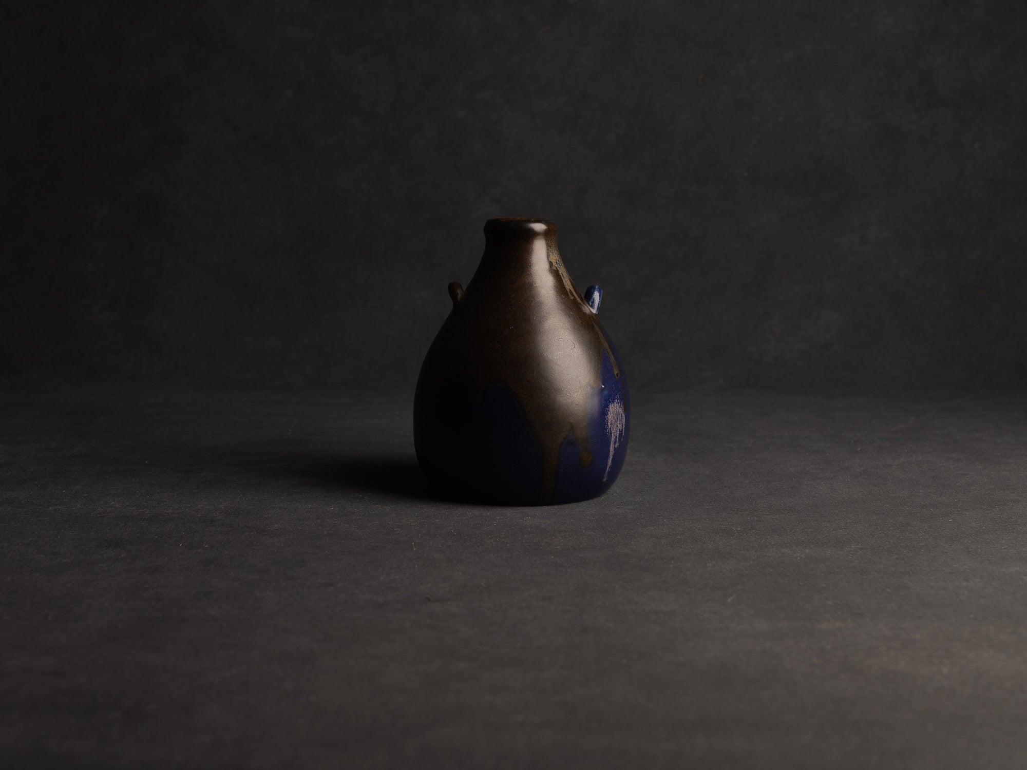 Vase bouteille ansé en grès de Léon Pointu, Atelier Pointu, France (vers 1925-35)..School of Carriès stoneware handled bottle vase by Léon Pointu, Atelier Pointu, France (circa 1925-35)