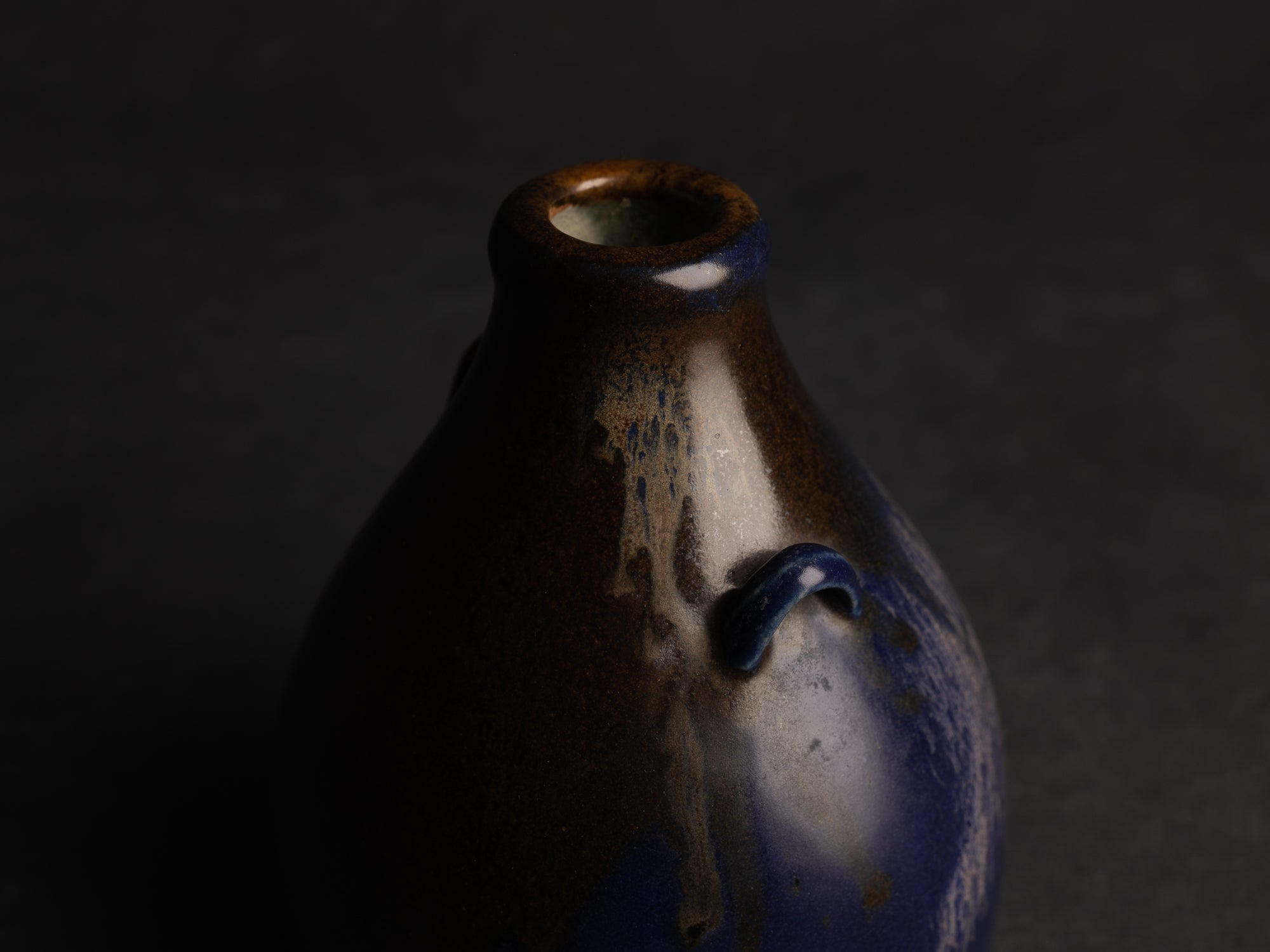 Vase bouteille ansé en grès de Léon Pointu, Atelier Pointu, France (vers 1925-35)..School of Carriès stoneware handled bottle vase by Léon Pointu, Atelier Pointu, France (circa 1925-35)