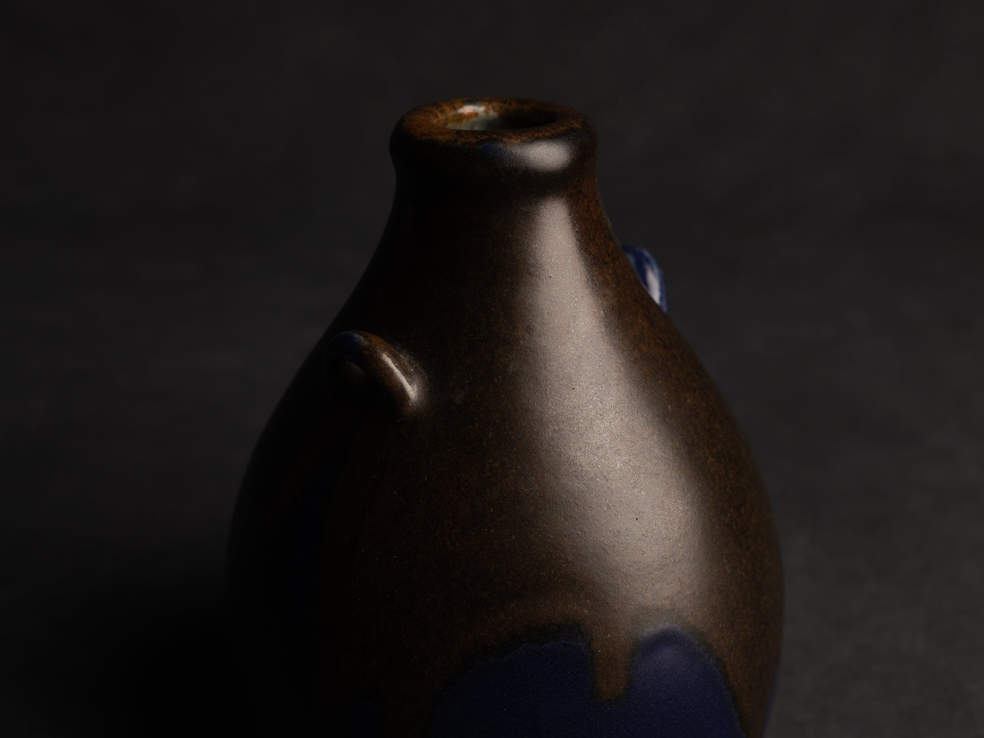 Vase bouteille ansé en grès de Léon Pointu, Atelier Pointu, France (vers 1925-35)..School of Carriès stoneware handled bottle vase by Léon Pointu, Atelier Pointu, France (circa 1925-35)