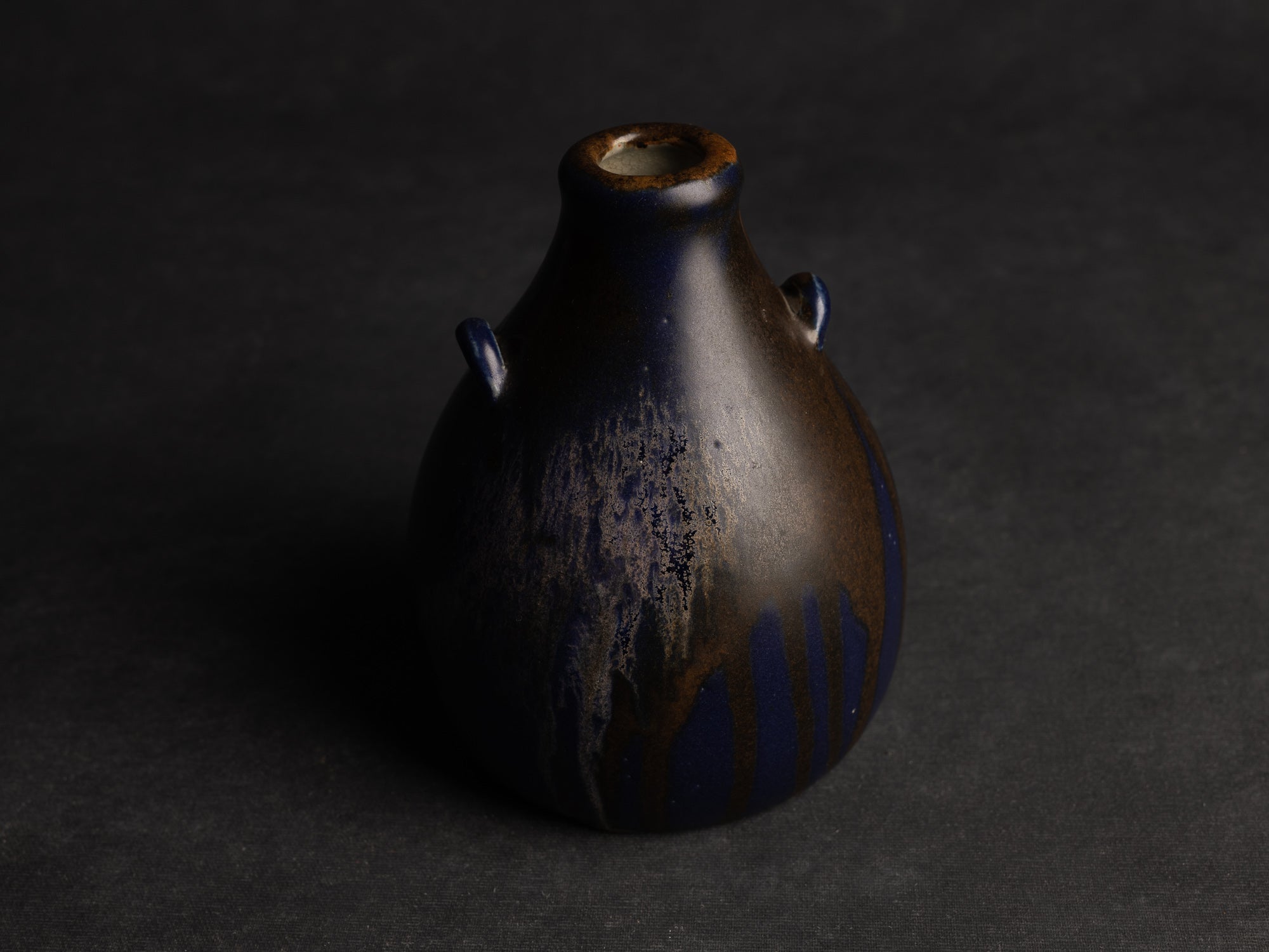 Vase bouteille ansé en grès de Léon Pointu, Atelier Pointu, France (vers 1925-35)..School of Carriès stoneware handled bottle vase by Léon Pointu, Atelier Pointu, France (circa 1925-35)