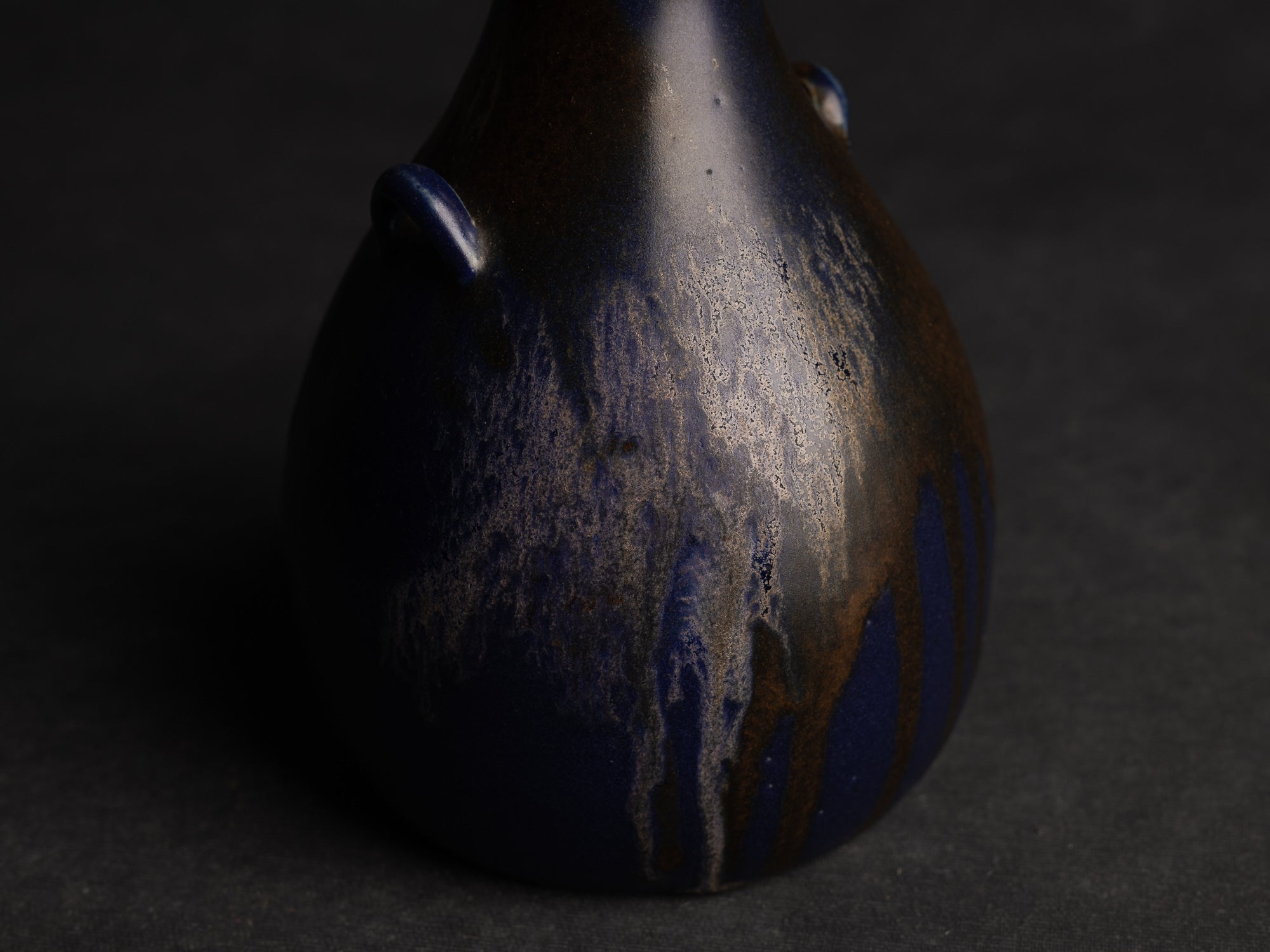 Vase bouteille ansé en grès de Léon Pointu, Atelier Pointu, France (vers 1925-35)..School of Carriès stoneware handled bottle vase by Léon Pointu, Atelier Pointu, France (circa 1925-35)