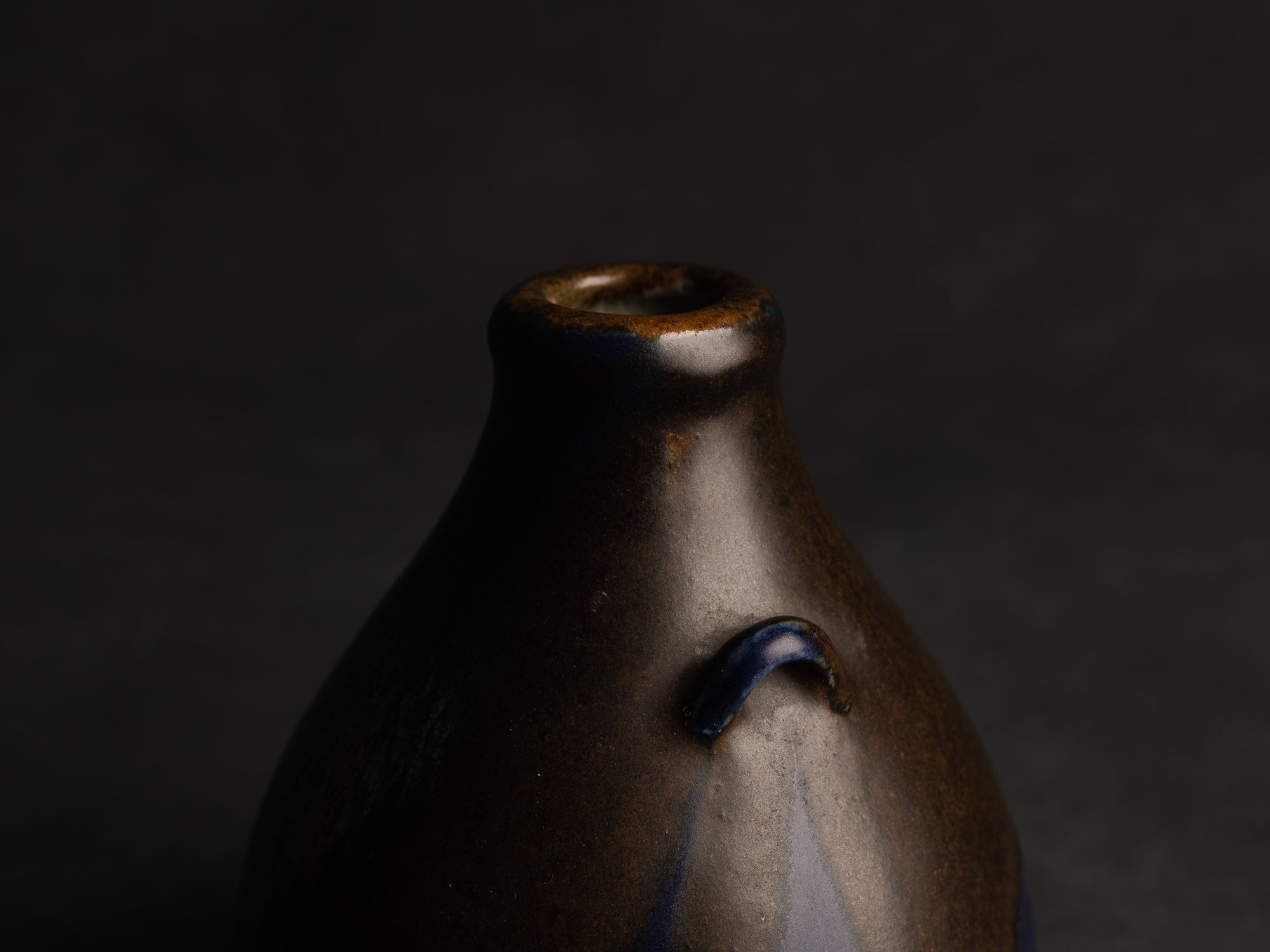 Vase bouteille ansé en grès de Léon Pointu, Atelier Pointu, France (vers 1925-35)..School of Carriès stoneware handled bottle vase by Léon Pointu, Atelier Pointu, France (circa 1925-35)