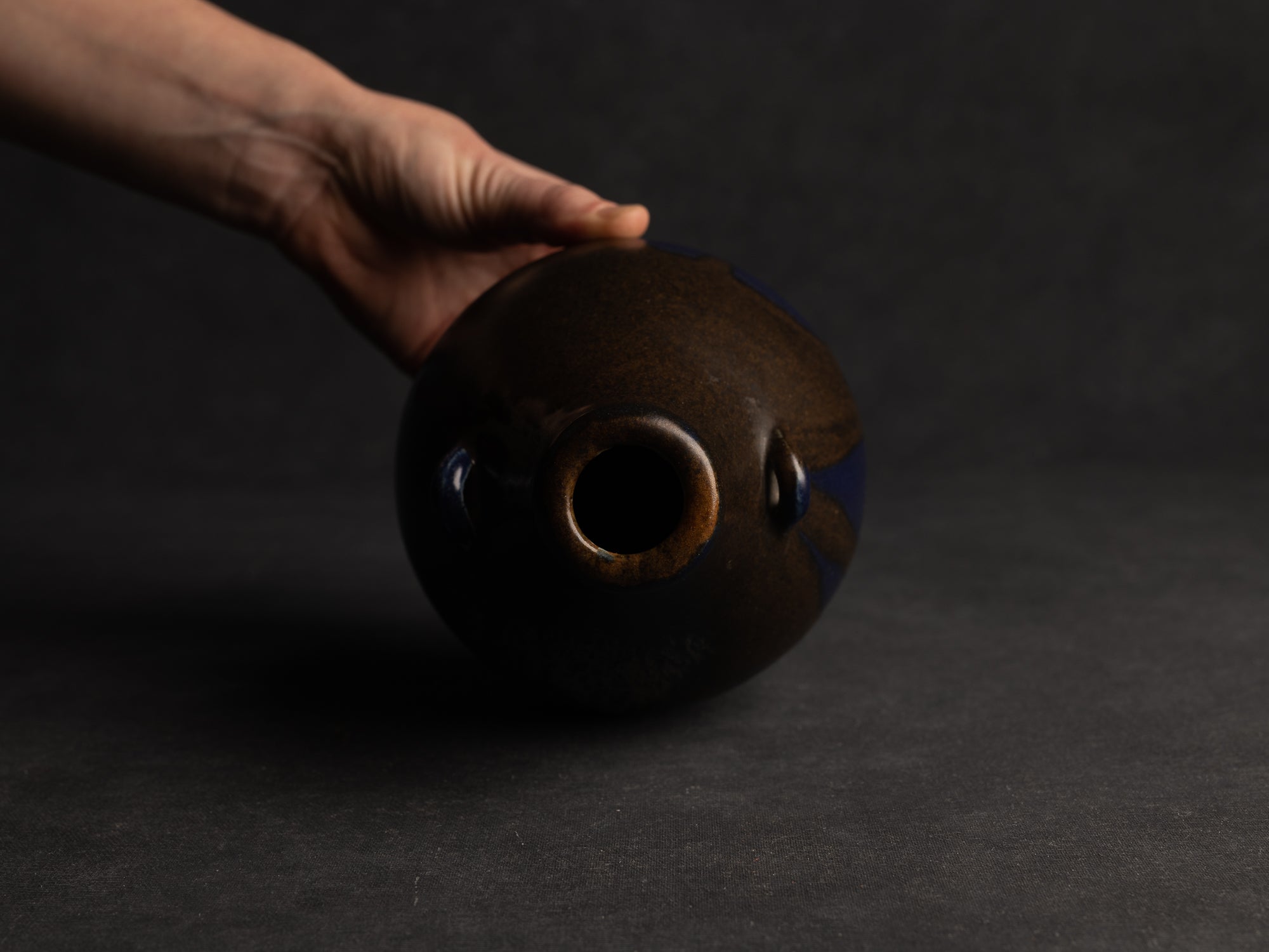 Vase bouteille ansé en grès de Léon Pointu, Atelier Pointu, France (vers 1925-35)..School of Carriès stoneware handled bottle vase by Léon Pointu, Atelier Pointu, France (circa 1925-35)