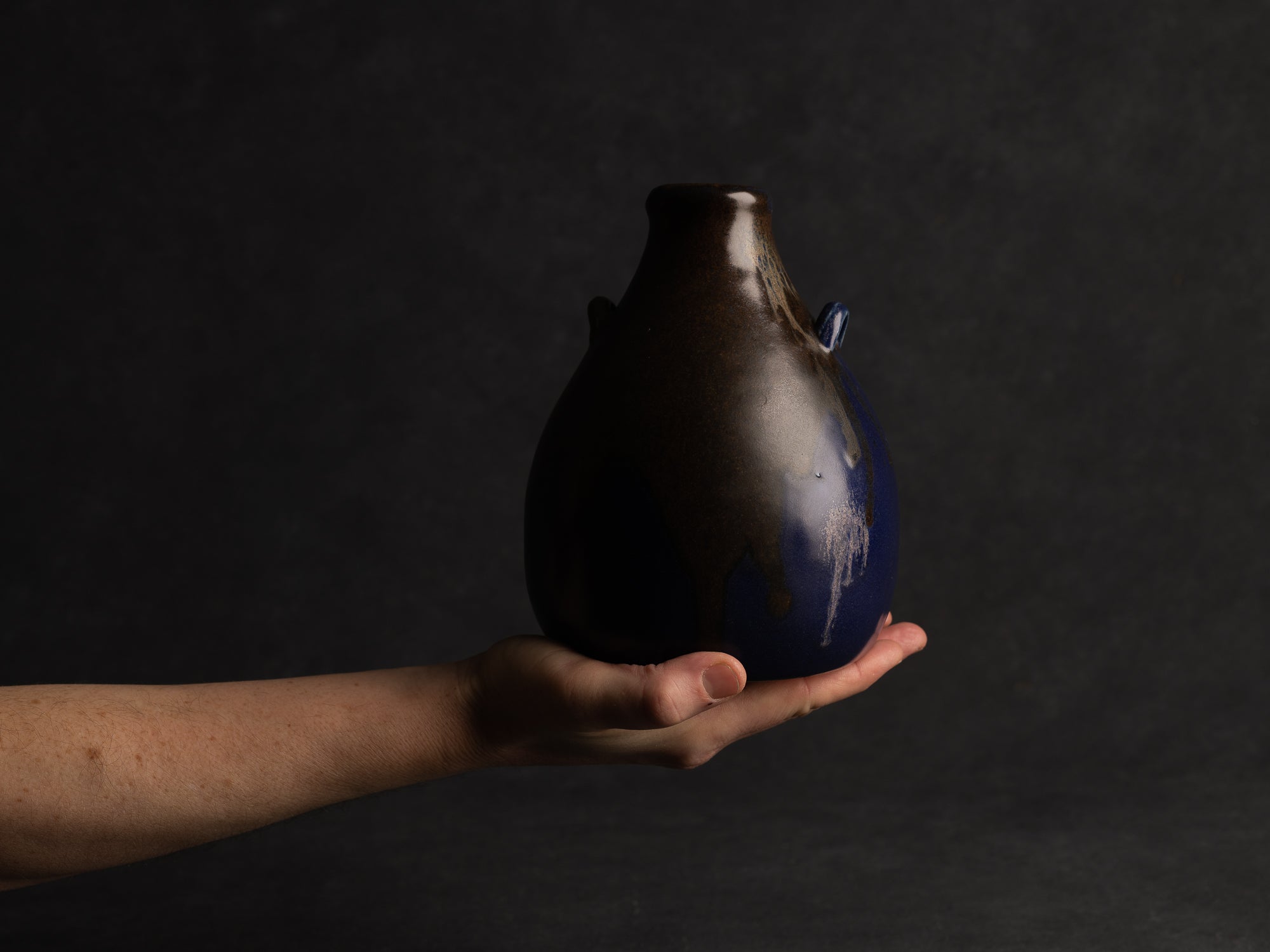Vase bouteille ansé en grès de Léon Pointu, Atelier Pointu, France (vers 1925-35)..School of Carriès stoneware handled bottle vase by Léon Pointu, Atelier Pointu, France (circa 1925-35)
