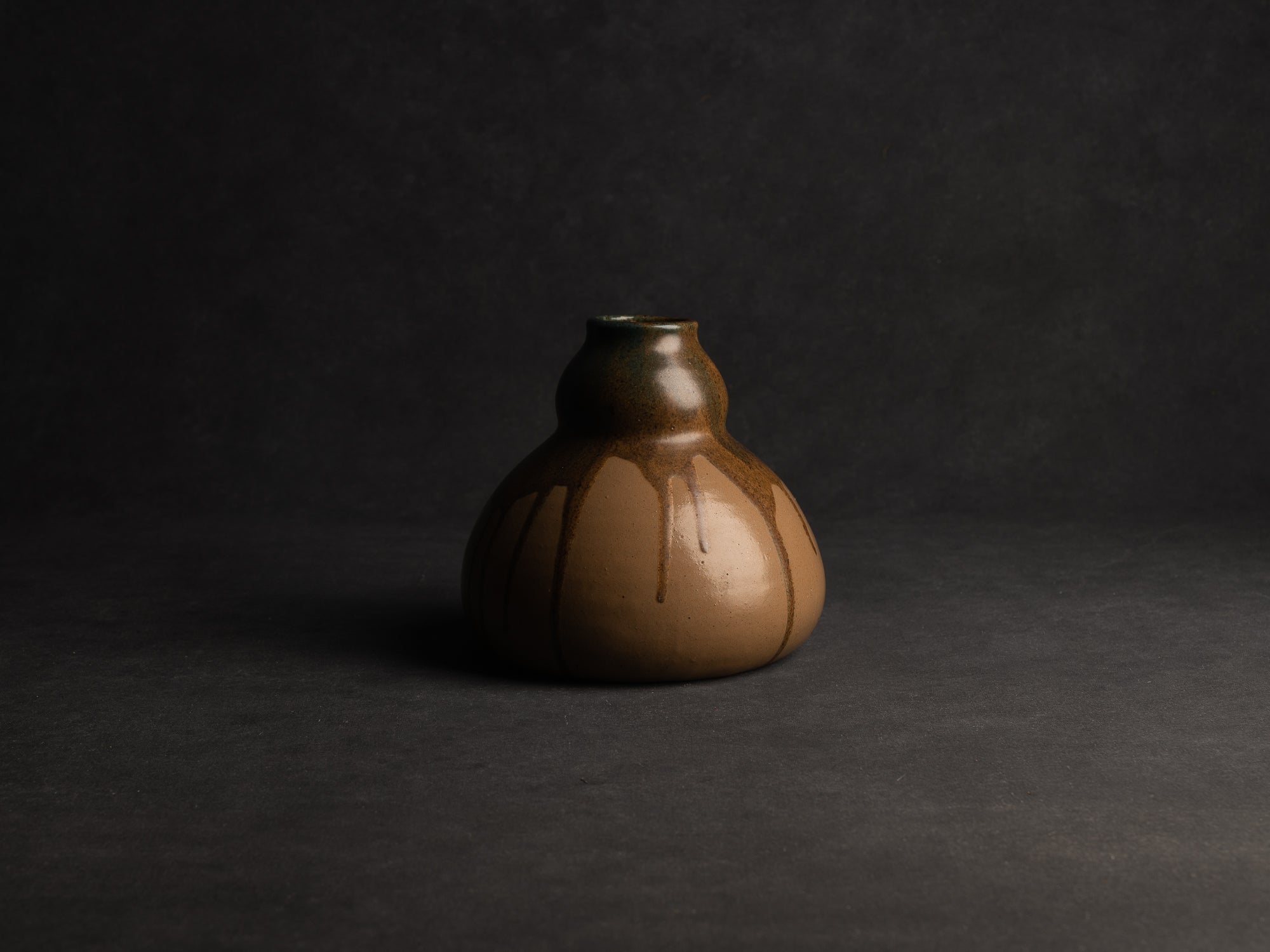 Vase en grès japonisant de forme coloquinte de Léon Pointu, Atelier Pointu, France (vers 1925-35)..School of Carriès, large japonisme gourd-shaped hyotan stoneware vase by Léon Pointu, Atelier Pointu, France (circa 1925-35)