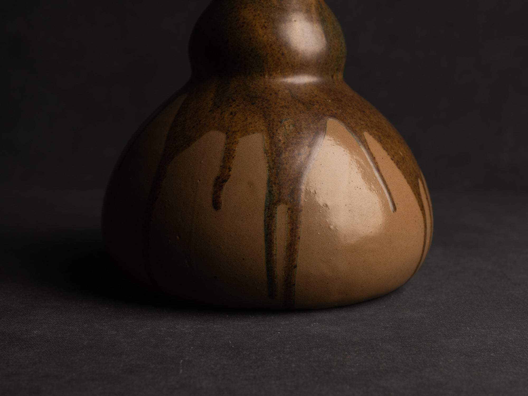 Vase en grès japonisant de forme coloquinte de Léon Pointu, Atelier Pointu, France (vers 1925-35)..School of Carriès, large japonisme gourd-shaped hyotan stoneware vase by Léon Pointu, Atelier Pointu, France (circa 1925-35)