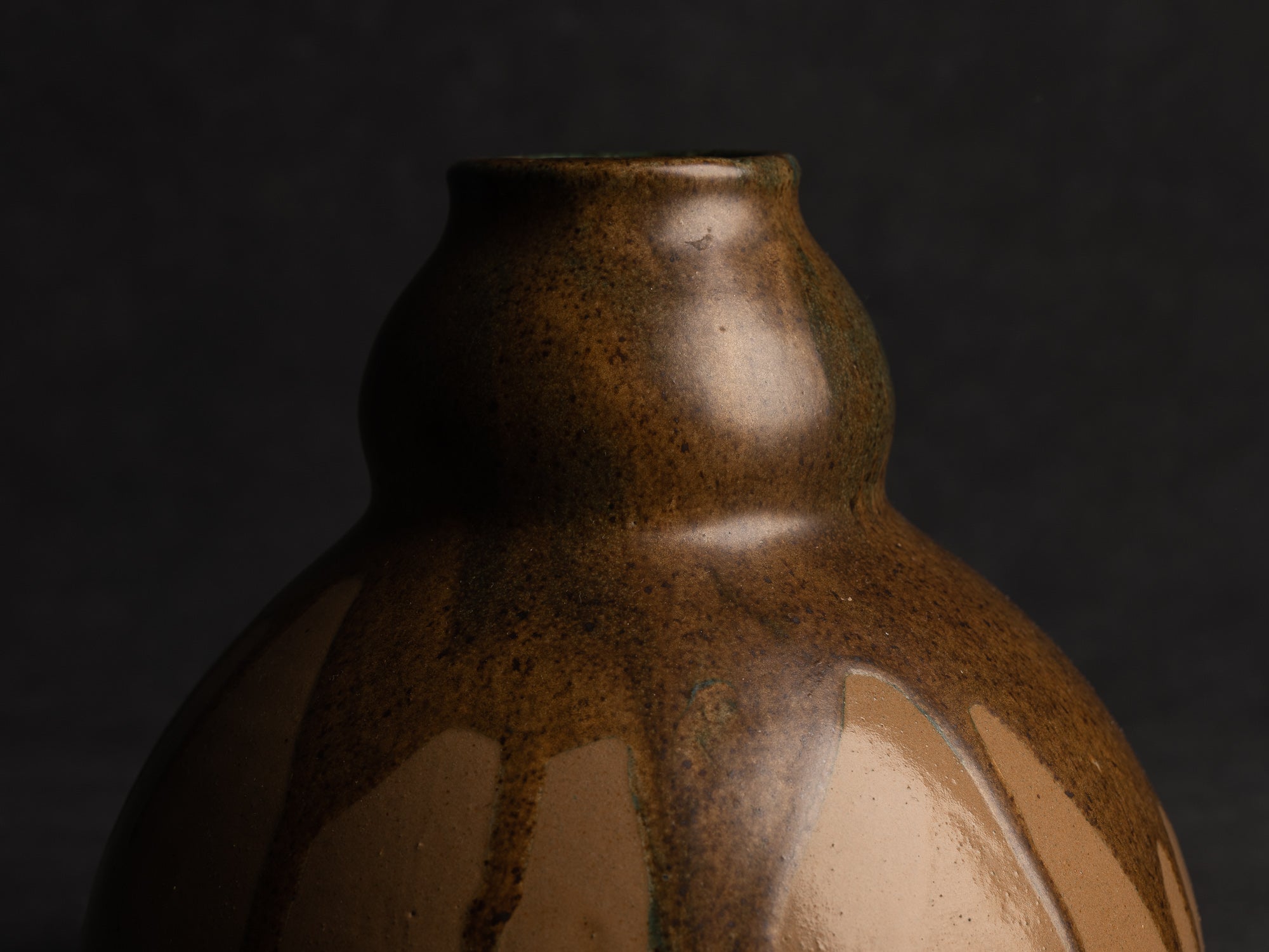 Vase en grès japonisant de forme coloquinte de Léon Pointu, Atelier Pointu, France (vers 1925-35)..School of Carriès, large japonisme gourd-shaped hyotan stoneware vase by Léon Pointu, Atelier Pointu, France (circa 1925-35)