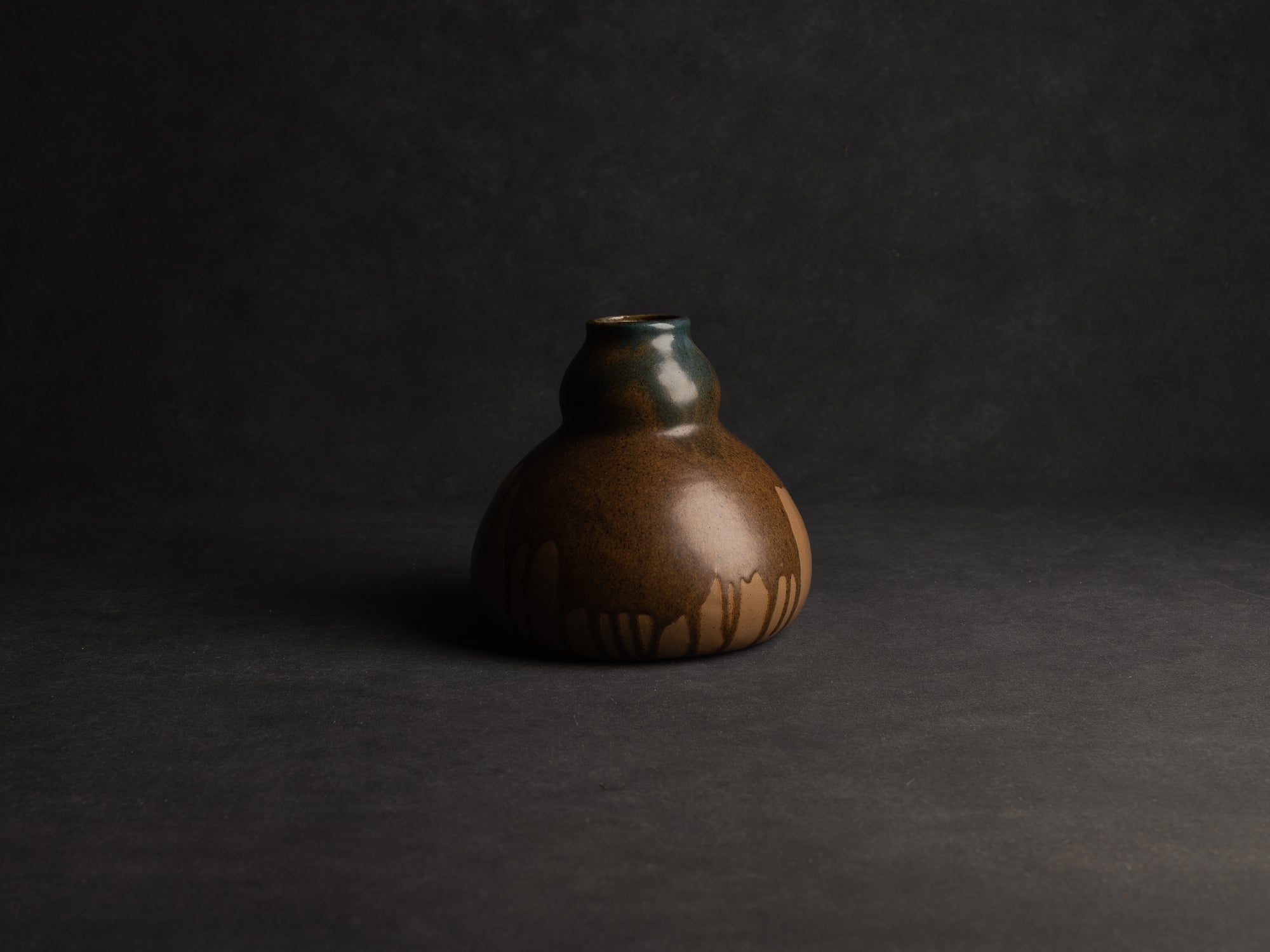 Vase en grès japonisant de forme coloquinte de Léon Pointu, Atelier Pointu, France (vers 1925-35)..School of Carriès, large japonisme gourd-shaped hyotan stoneware vase by Léon Pointu, Atelier Pointu, France (circa 1925-35)