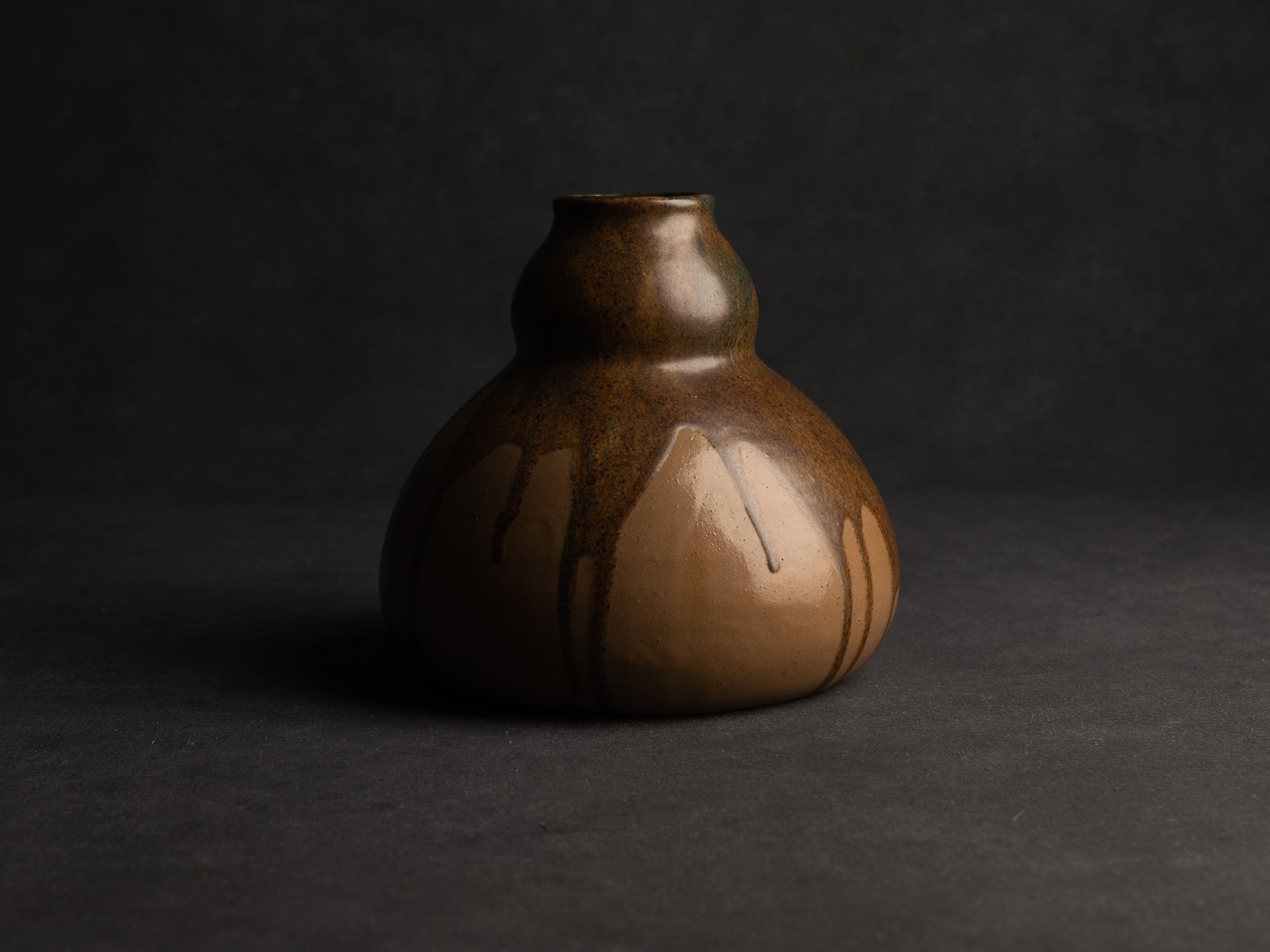 Vase en grès japonisant de forme coloquinte de Léon Pointu, Atelier Pointu, France (vers 1925-35)..School of Carriès, large japonisme gourd-shaped hyotan stoneware vase by Léon Pointu, Atelier Pointu, France (circa 1925-35)