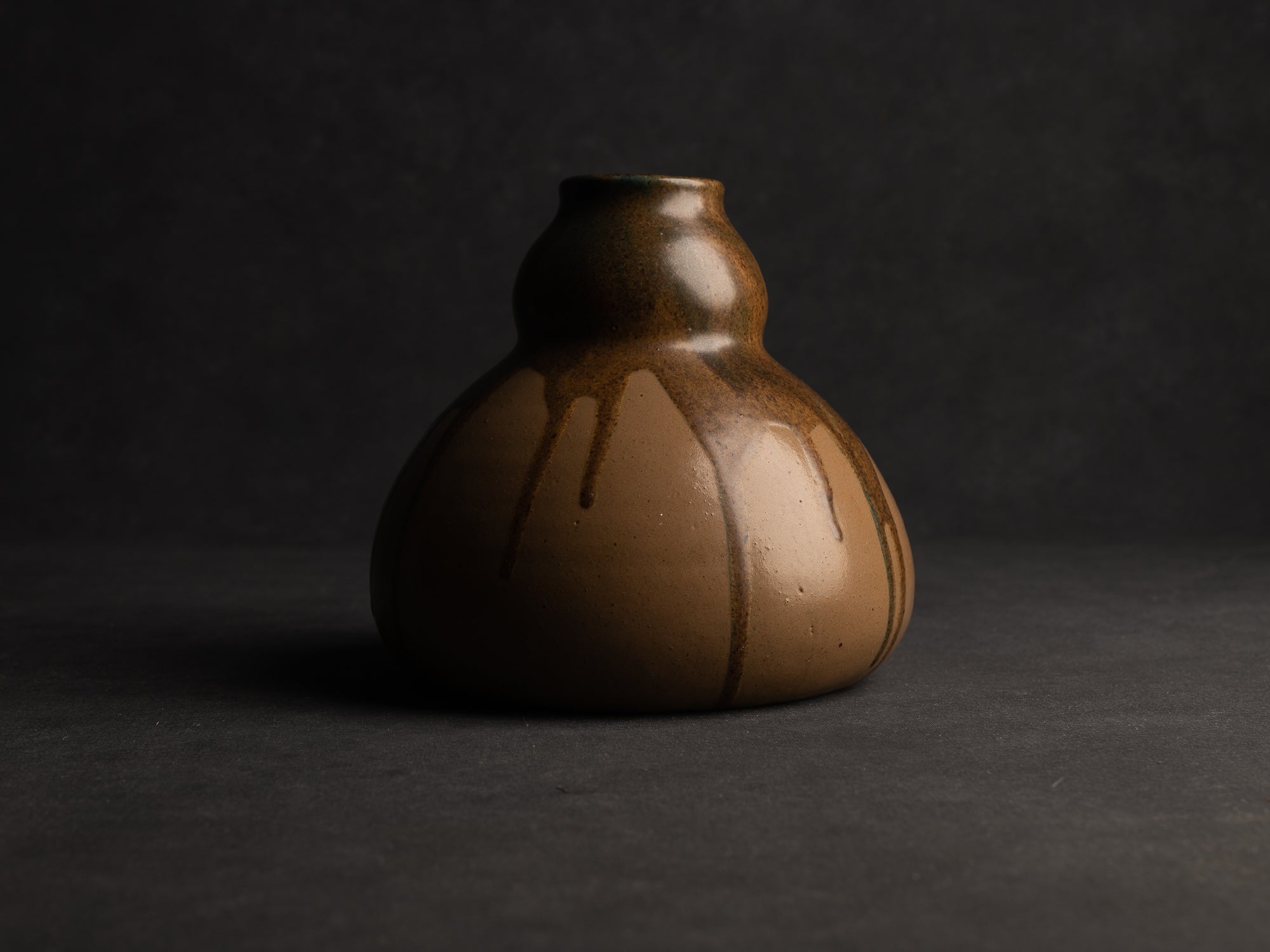 Vase en grès japonisant de forme coloquinte de Léon Pointu, Atelier Pointu, France (vers 1925-35)..School of Carriès, large japonisme gourd-shaped hyotan stoneware vase by Léon Pointu, Atelier Pointu, France (circa 1925-35)