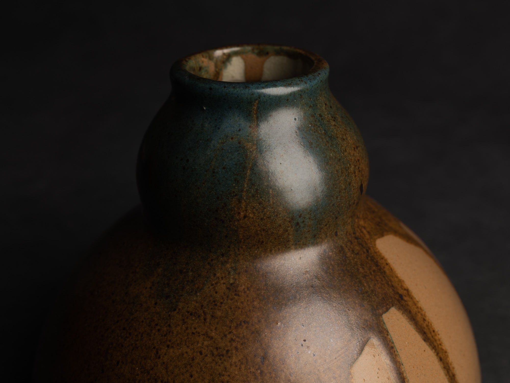 Vase en grès japonisant de forme coloquinte de Léon Pointu, Atelier Pointu, France (vers 1925-35)..School of Carriès, large japonisme gourd-shaped hyotan stoneware vase by Léon Pointu, Atelier Pointu, France (circa 1925-35)