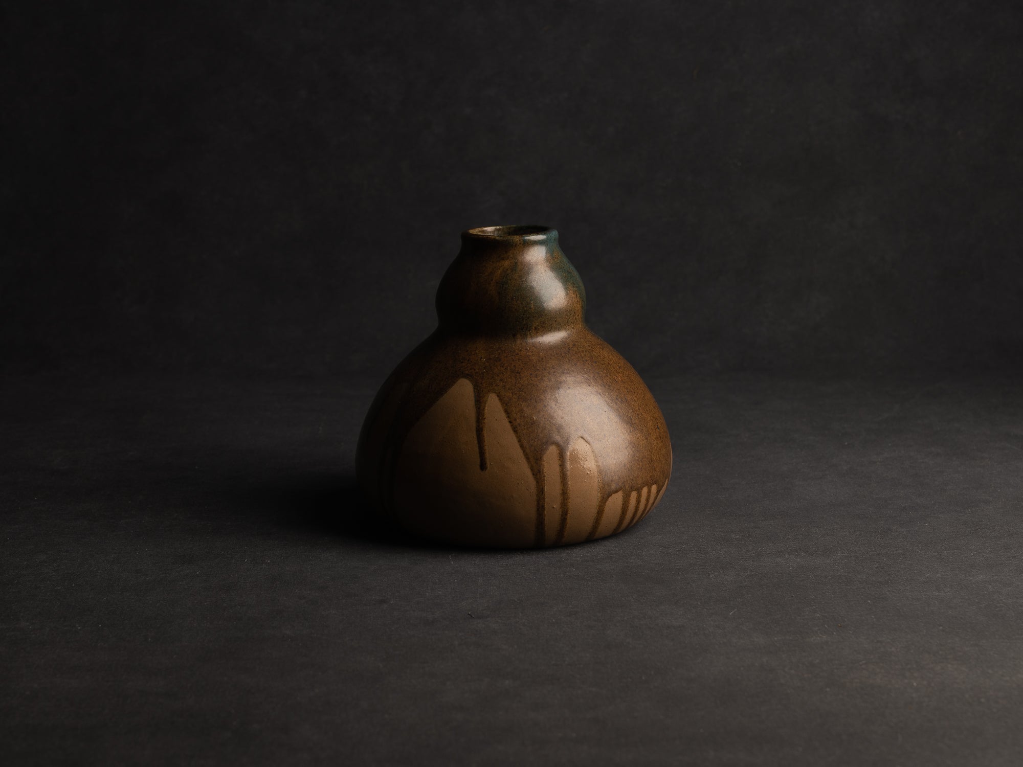 Vase en grès japonisant de forme coloquinte de Léon Pointu, Atelier Pointu, France (vers 1925-35)..School of Carriès, large japonisme gourd-shaped hyotan stoneware vase by Léon Pointu, Atelier Pointu, France (circa 1925-35)