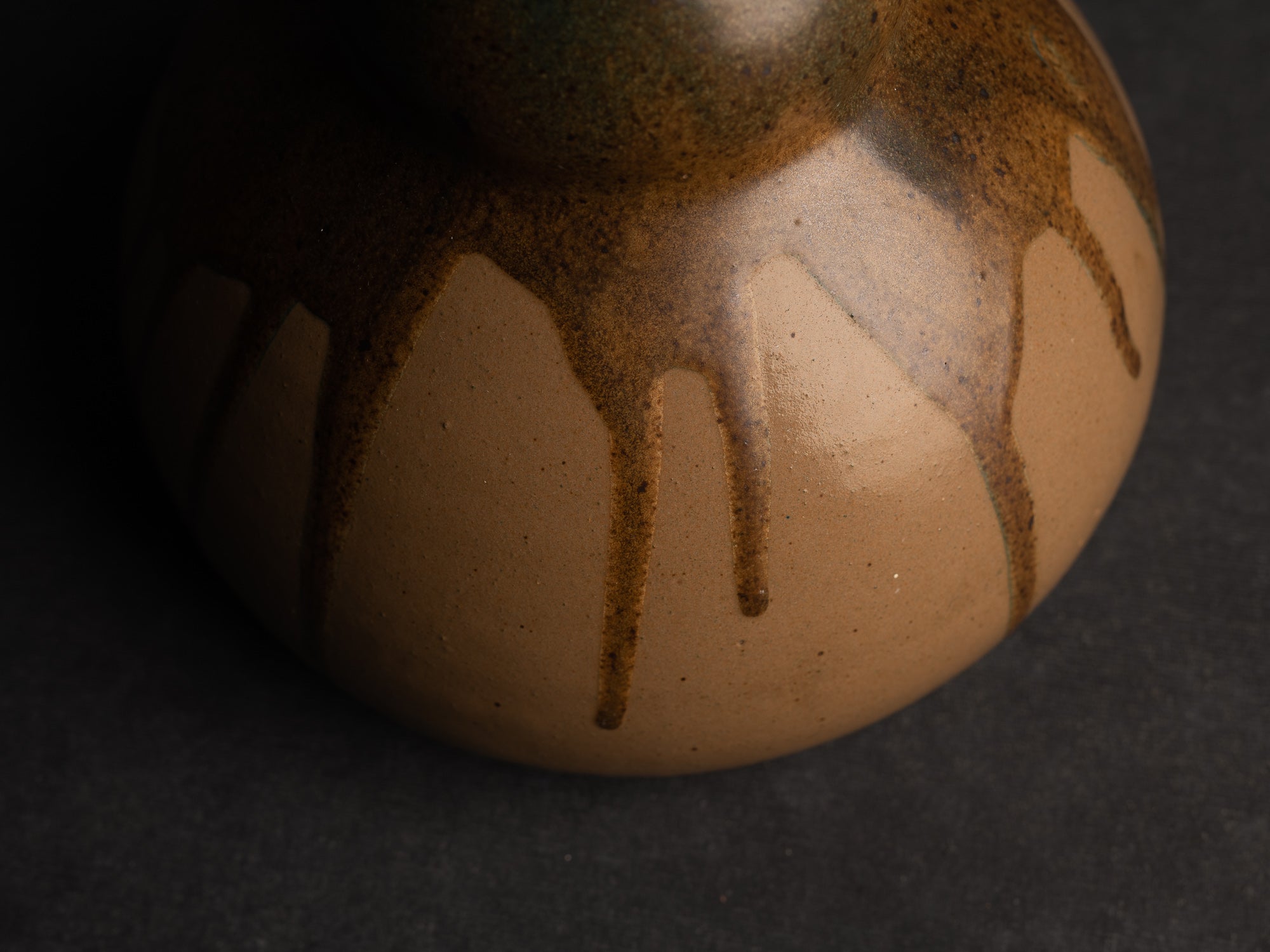 Vase en grès japonisant de forme coloquinte de Léon Pointu, Atelier Pointu, France (vers 1925-35)..School of Carriès, large japonisme gourd-shaped hyotan stoneware vase by Léon Pointu, Atelier Pointu, France (circa 1925-35)