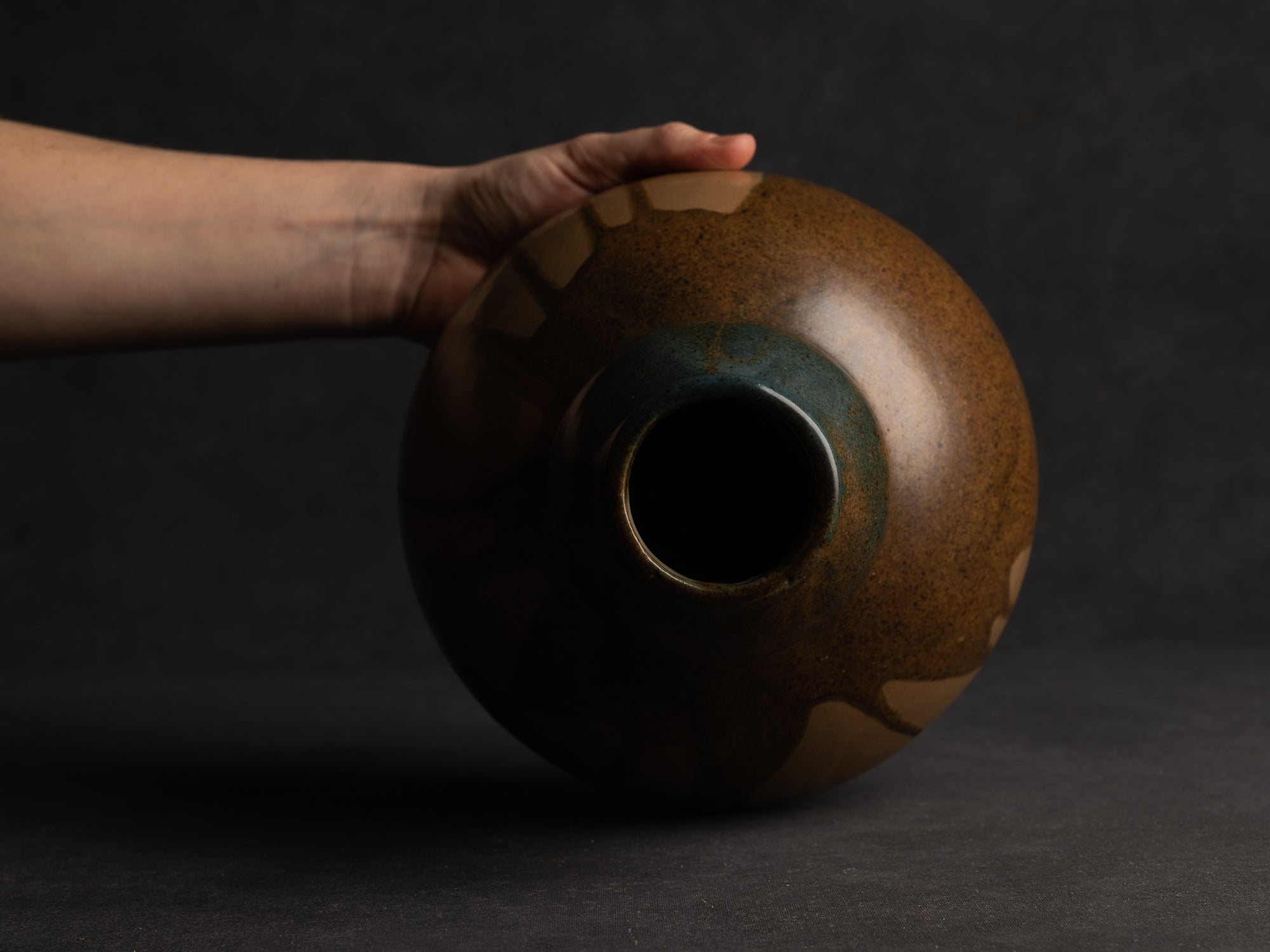 Vase en grès japonisant de forme coloquinte de Léon Pointu, Atelier Pointu, France (vers 1925-35)..School of Carriès, large japonisme gourd-shaped hyotan stoneware vase by Léon Pointu, Atelier Pointu, France (circa 1925-35)