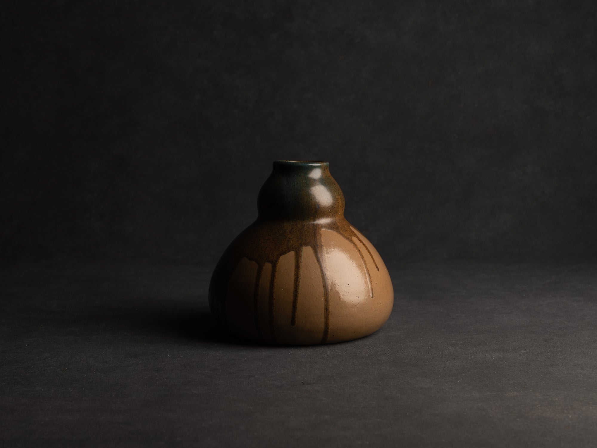 Vase en grès japonisant de forme coloquinte de Léon Pointu, Atelier Pointu, France (vers 1925-35)..School of Carriès, large japonisme gourd-shaped hyotan stoneware vase by Léon Pointu, Atelier Pointu, France (circa 1925-35)
