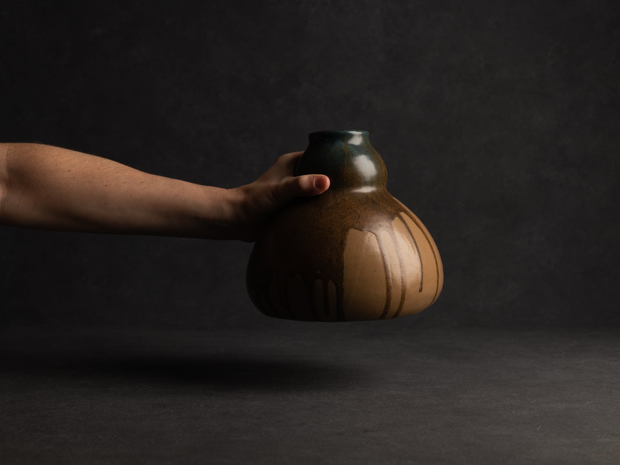 Vase en grès japonisant de forme coloquinte de Léon Pointu, Atelier Pointu, France (vers 1925-35)..School of Carriès, large japonisme gourd-shaped hyotan stoneware vase by Léon Pointu, Atelier Pointu, France (circa 1925-35)