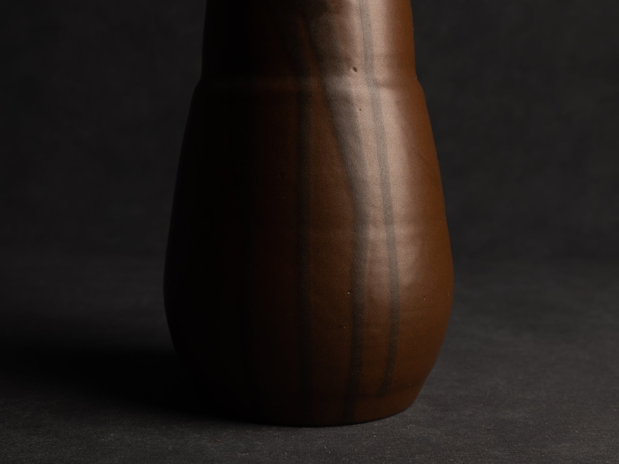 Grand vase tronconique lobé en grès japonisant de Léon Pointu, Atelier Pointu, France (vers 1910-25)..School of Carriès, large japonisme stoneware vase by Léon Pointu, Atelier Pointu, France (circa 1910-25)