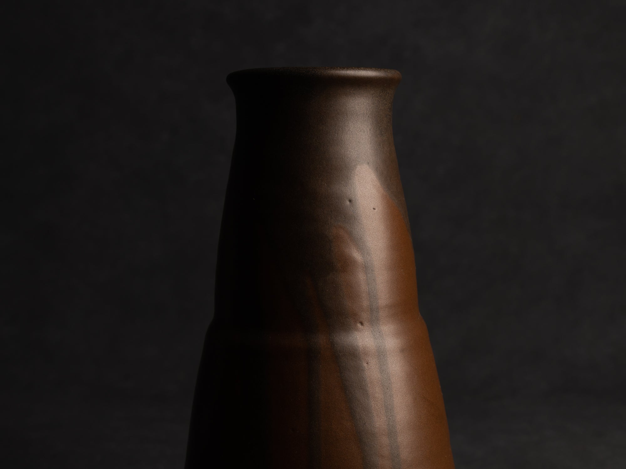 Grand vase tronconique lobé en grès japonisant de Léon Pointu, Atelier Pointu, France (vers 1910-25)..School of Carriès, large japonisme stoneware vase by Léon Pointu, Atelier Pointu, France (circa 1910-25)