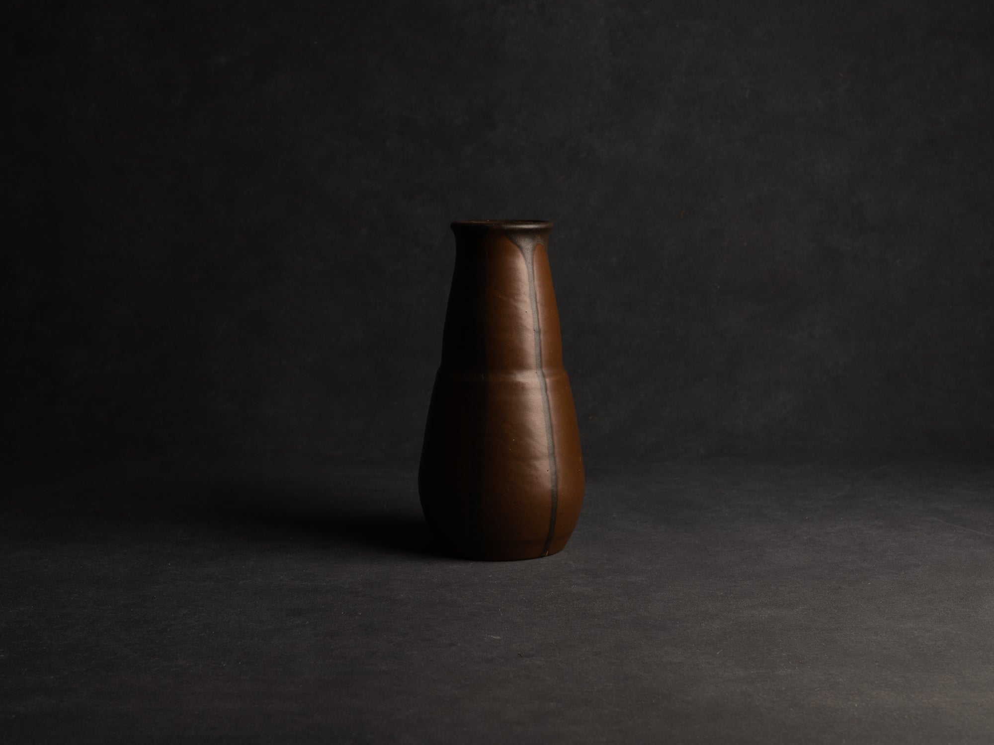 Grand vase tronconique lobé en grès japonisant de Léon Pointu, Atelier Pointu, France (vers 1910-25)..School of Carriès, large japonisme stoneware vase by Léon Pointu, Atelier Pointu, France (circa 1910-25)