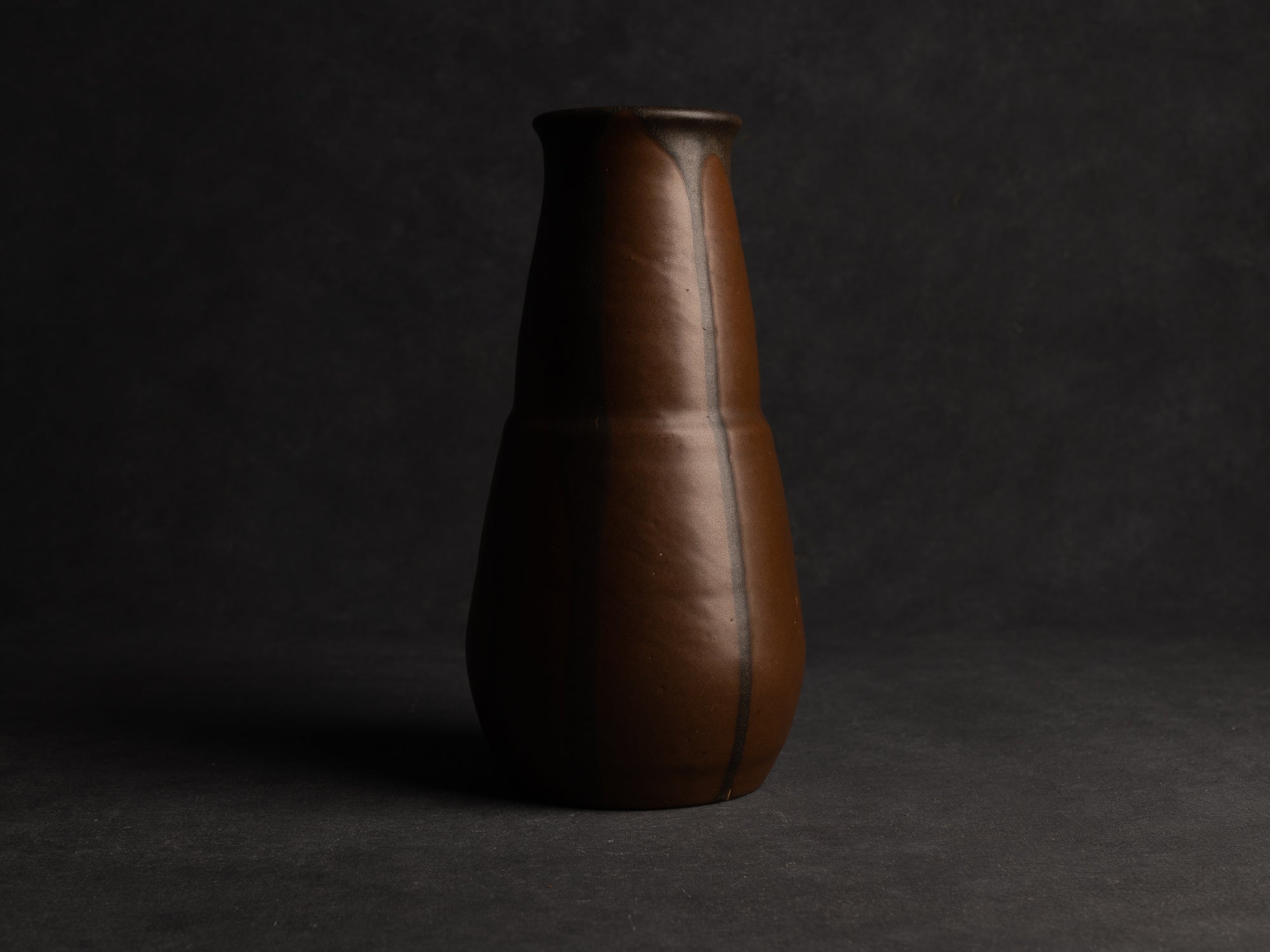 Grand vase tronconique lobé en grès japonisant de Léon Pointu, Atelier Pointu, France (vers 1910-25)..School of Carriès, large japonisme stoneware vase by Léon Pointu, Atelier Pointu, France (circa 1910-25)