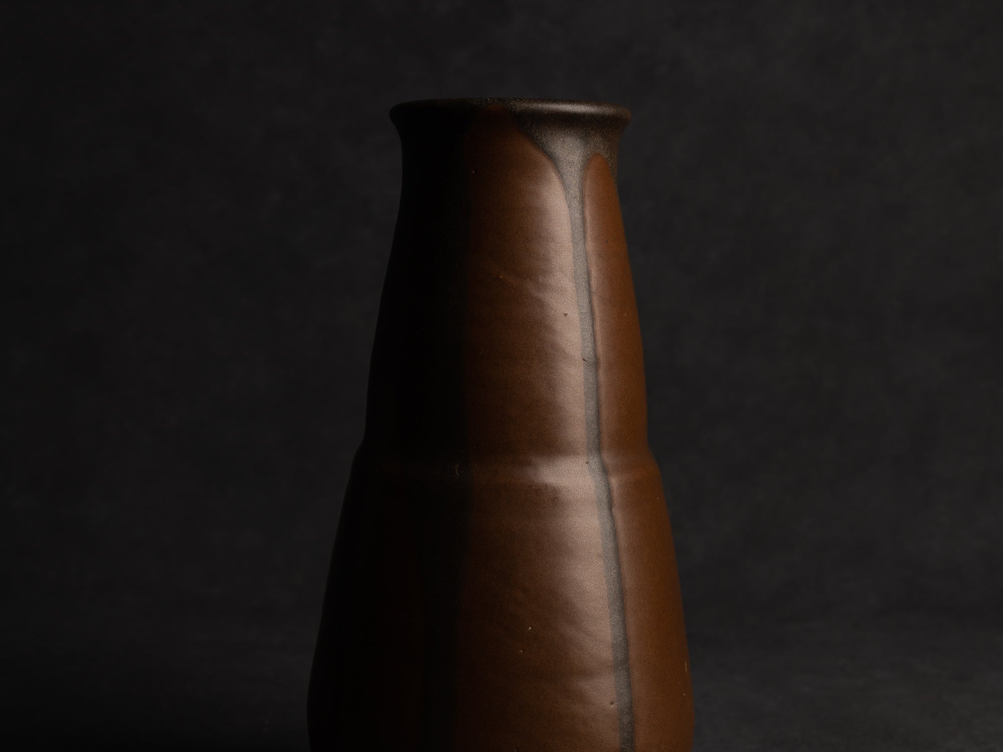 Grand vase tronconique lobé en grès japonisant de Léon Pointu, Atelier Pointu, France (vers 1910-25)..School of Carriès, large japonisme stoneware vase by Léon Pointu, Atelier Pointu, France (circa 1910-25)