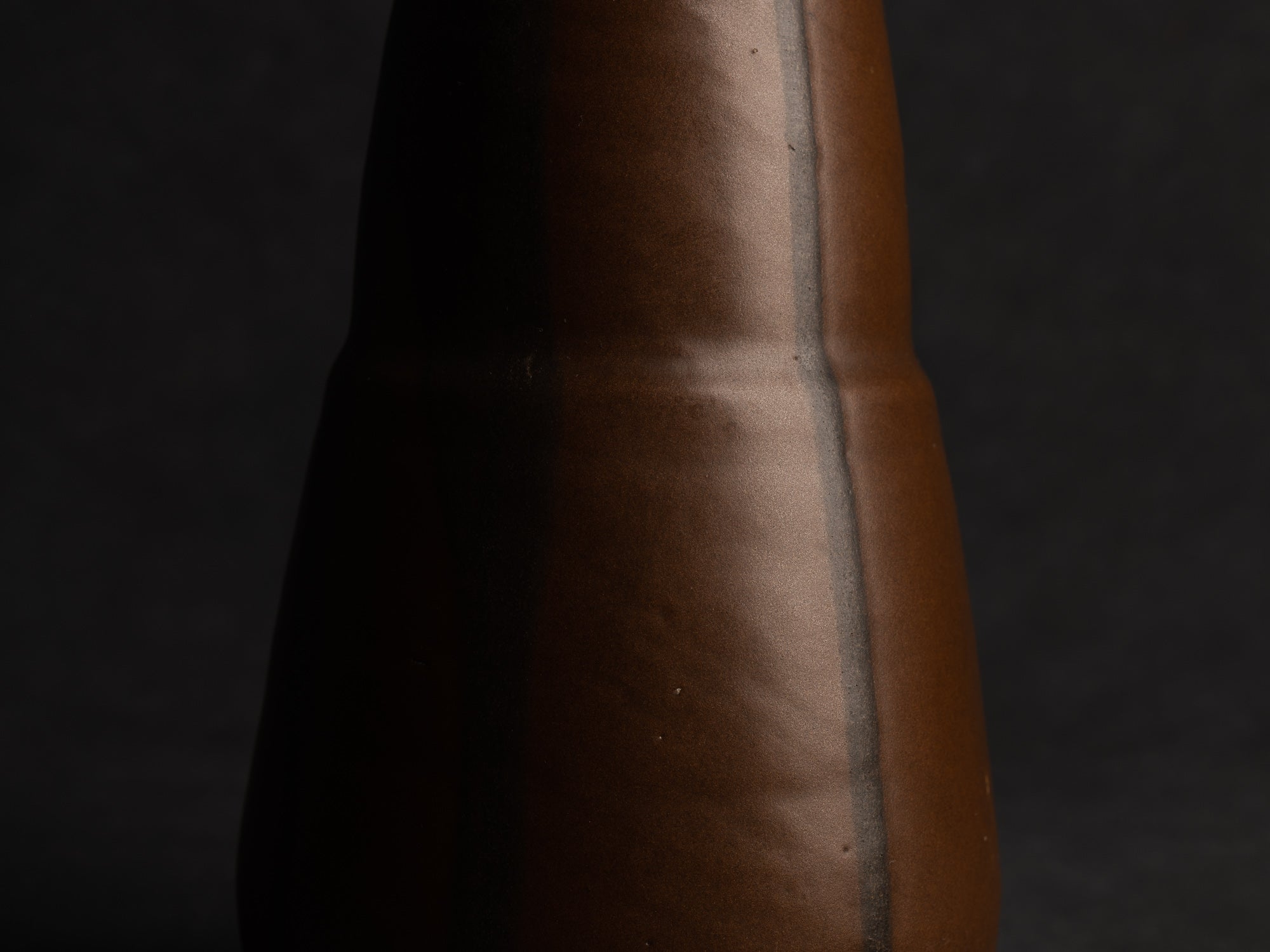 Grand vase tronconique lobé en grès japonisant de Léon Pointu, Atelier Pointu, France (vers 1910-25)..School of Carriès, large japonisme stoneware vase by Léon Pointu, Atelier Pointu, France (circa 1910-25)