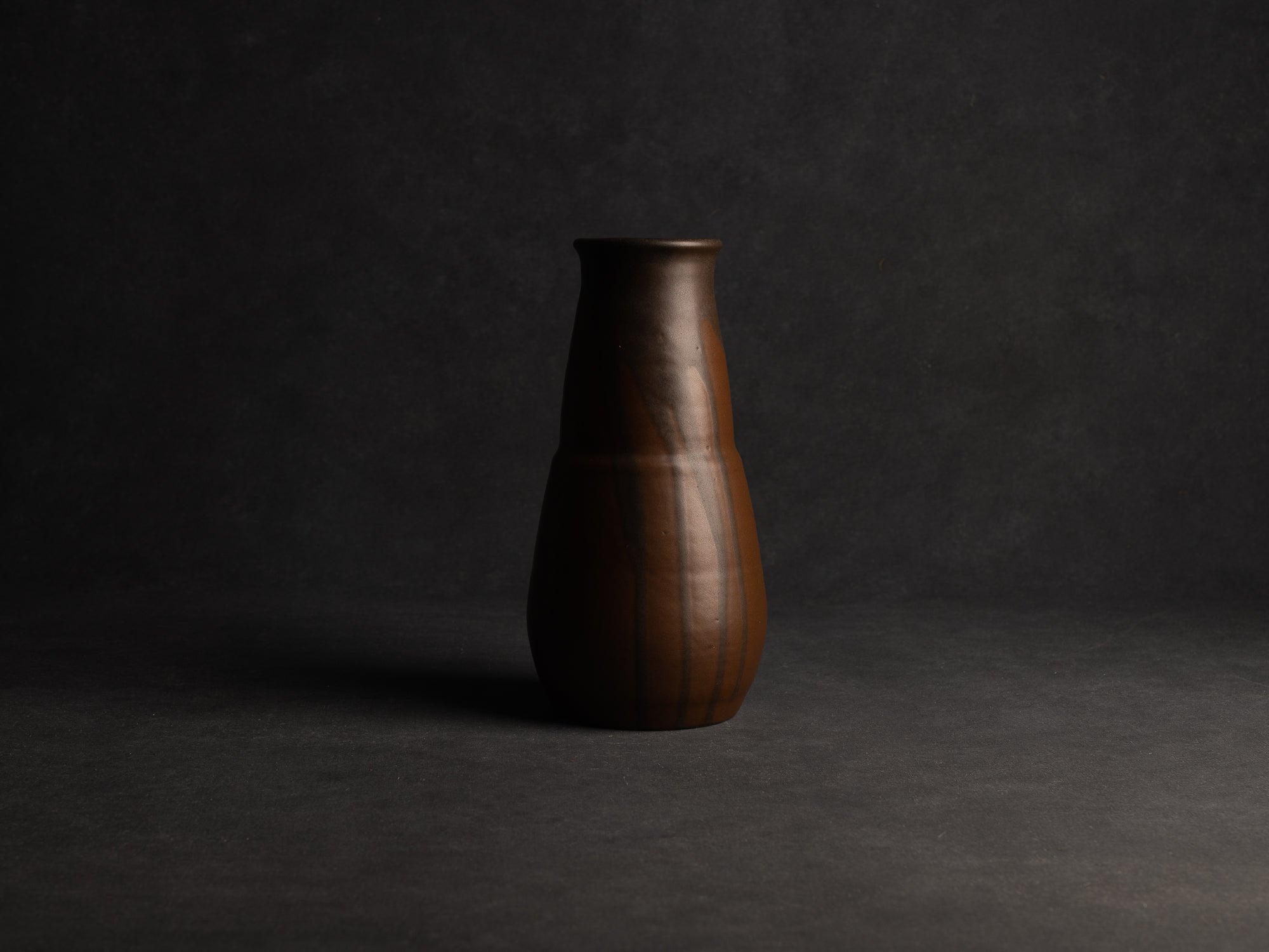 Grand vase tronconique lobé en grès japonisant de Léon Pointu, Atelier Pointu, France (vers 1910-25)..School of Carriès, large japonisme stoneware vase by Léon Pointu, Atelier Pointu, France (circa 1910-25)