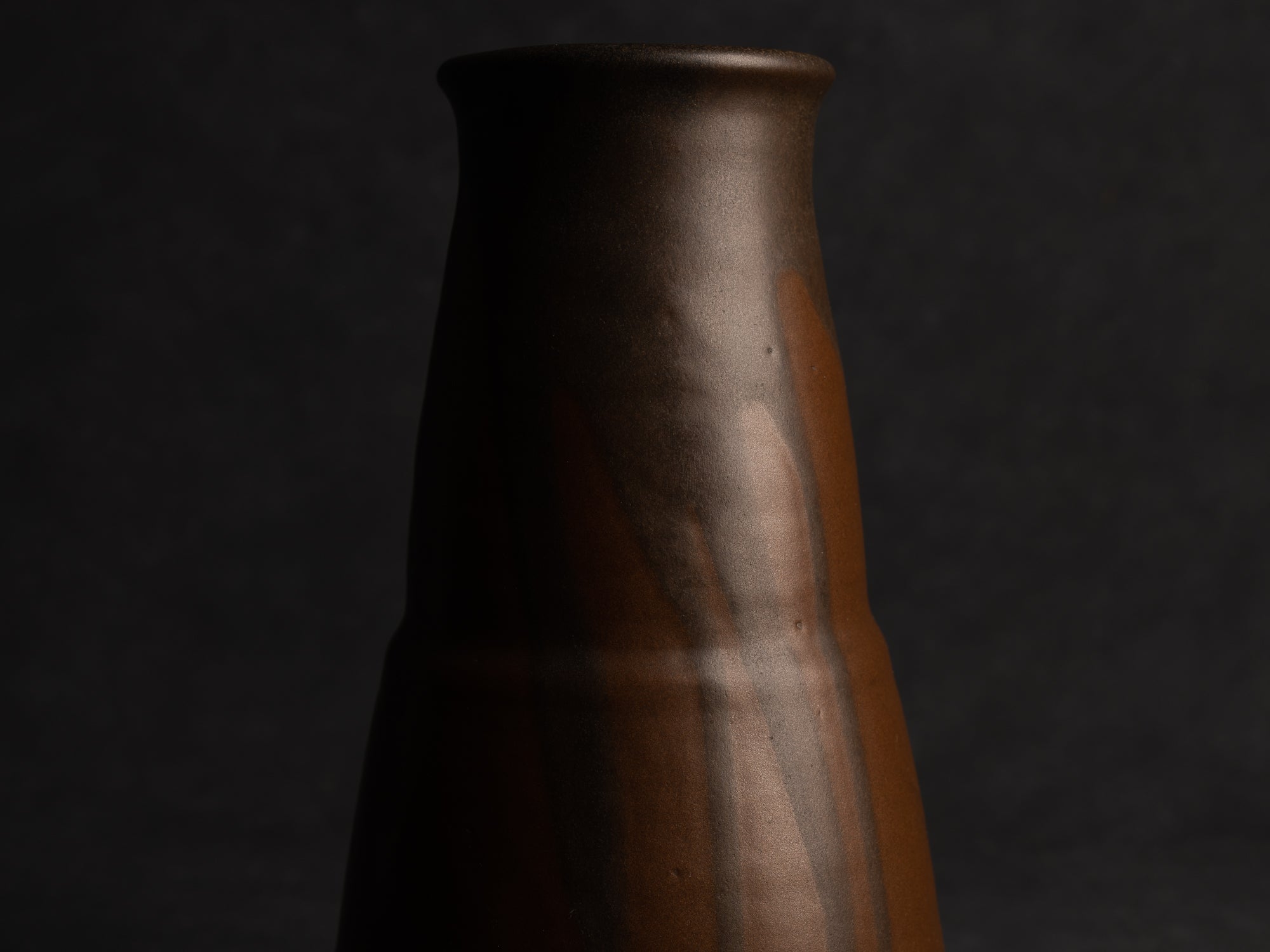 Grand vase tronconique lobé en grès japonisant de Léon Pointu, Atelier Pointu, France (vers 1910-25)..School of Carriès, large japonisme stoneware vase by Léon Pointu, Atelier Pointu, France (circa 1910-25)