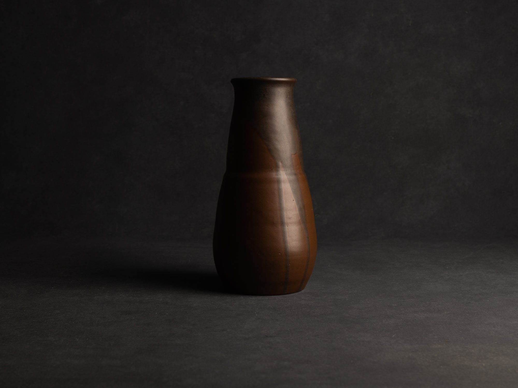 Grand vase tronconique lobé en grès japonisant de Léon Pointu, Atelier Pointu, France (vers 1910-25)..School of Carriès, large japonisme stoneware vase by Léon Pointu, Atelier Pointu, France (circa 1910-25)