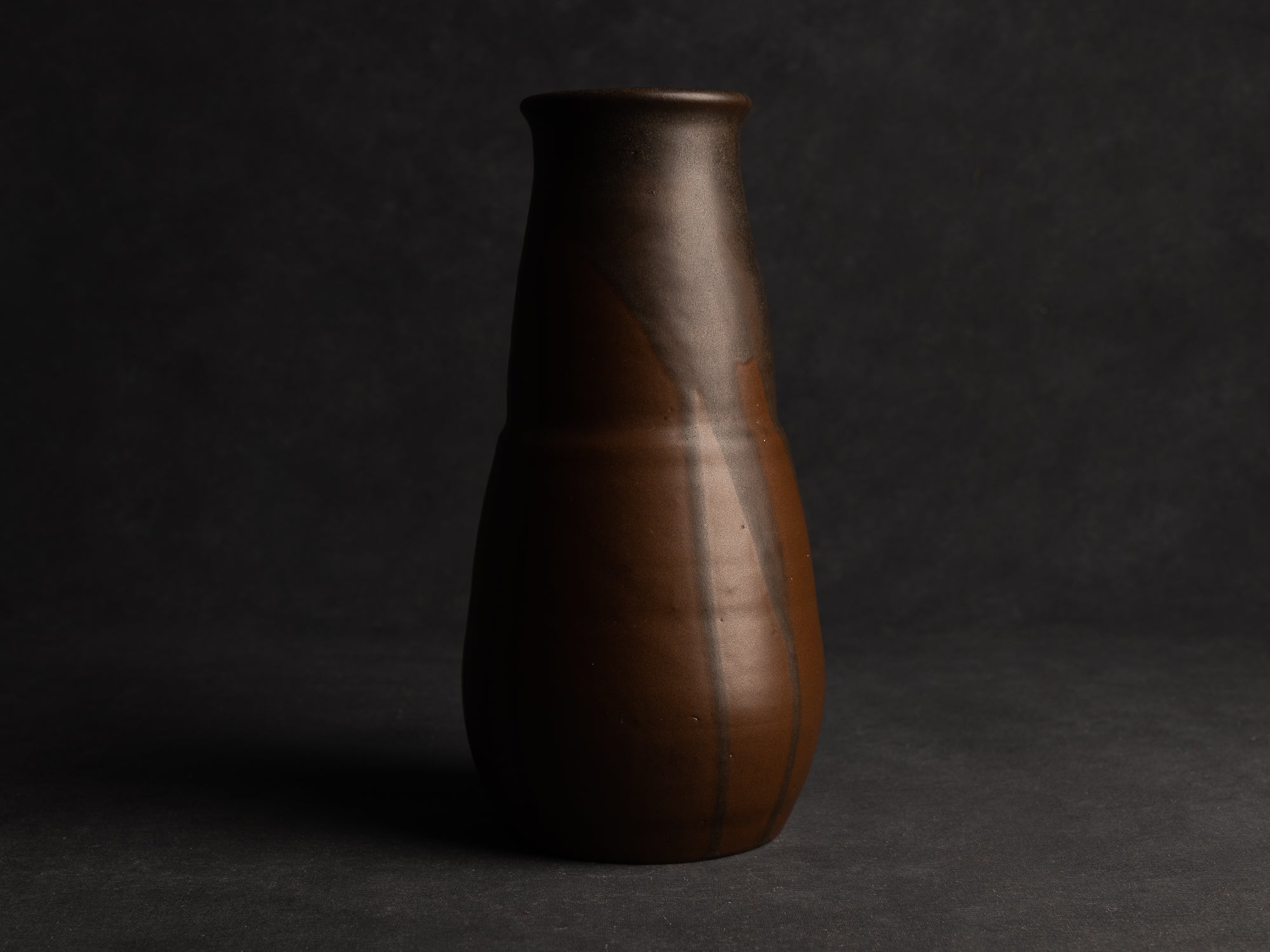 Grand vase tronconique lobé en grès japonisant de Léon Pointu, Atelier Pointu, France (vers 1910-25)..School of Carriès, large japonisme stoneware vase by Léon Pointu, Atelier Pointu, France (circa 1910-25)