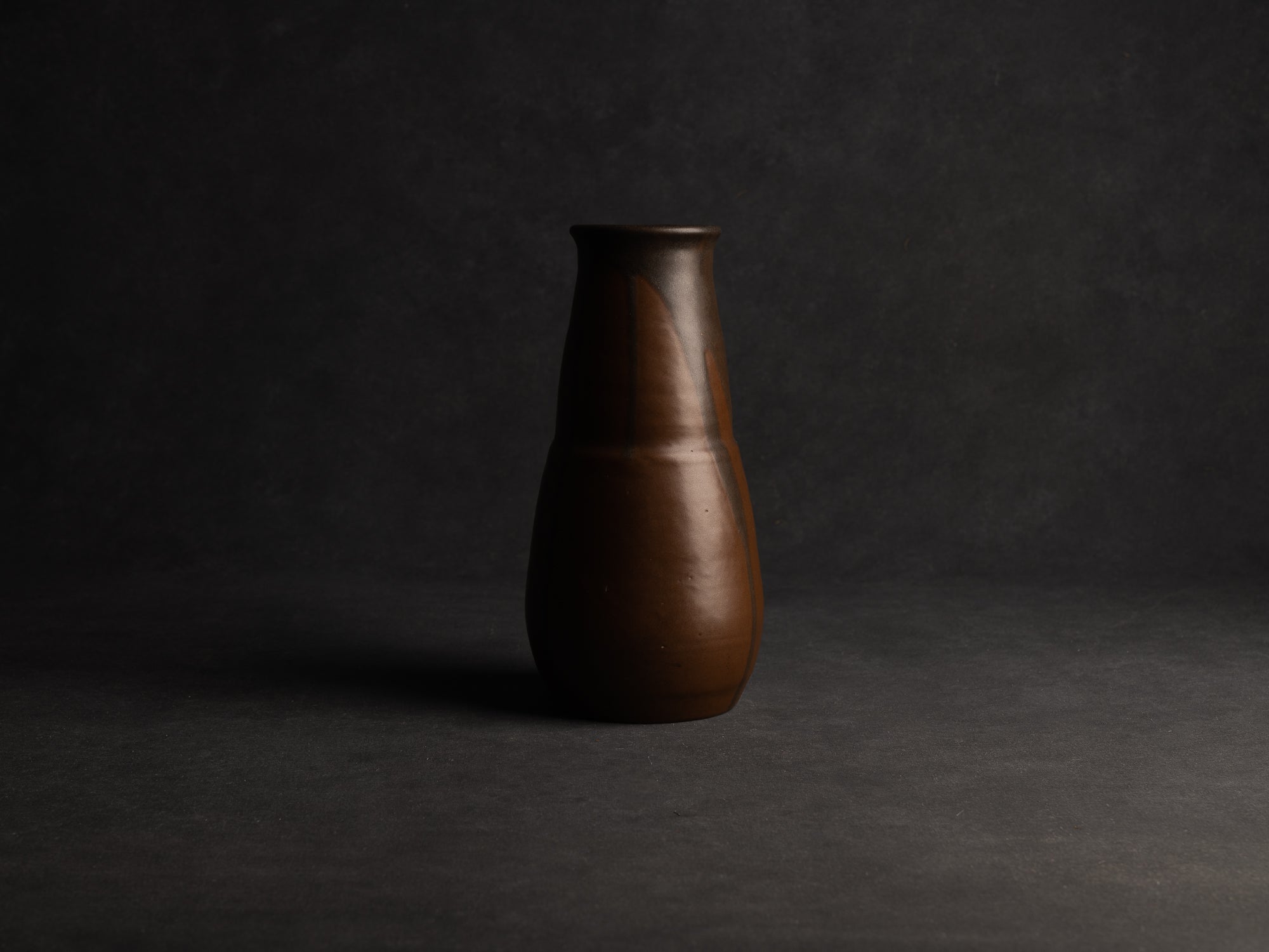Grand vase tronconique lobé en grès japonisant de Léon Pointu, Atelier Pointu, France (vers 1910-25)..School of Carriès, large japonisme stoneware vase by Léon Pointu, Atelier Pointu, France (circa 1910-25)