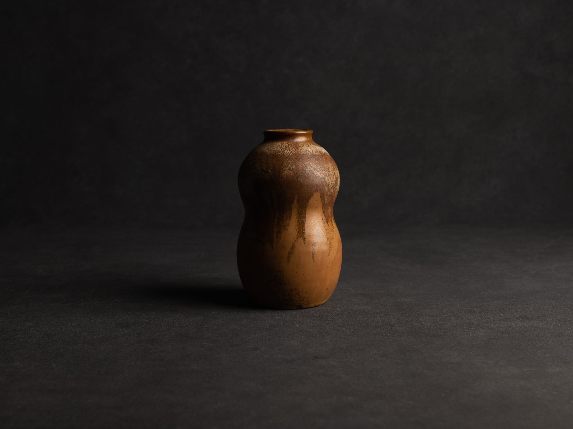Vase bilobé en grès japonisant de Léon Pointu, Atelier Pointu, France (vers 1910-25)..School of Carriès, hyotan gourd-shaped japonisme stoneware vase by Léon Pointu, Atelier Pointu, France (circa 1910-25)